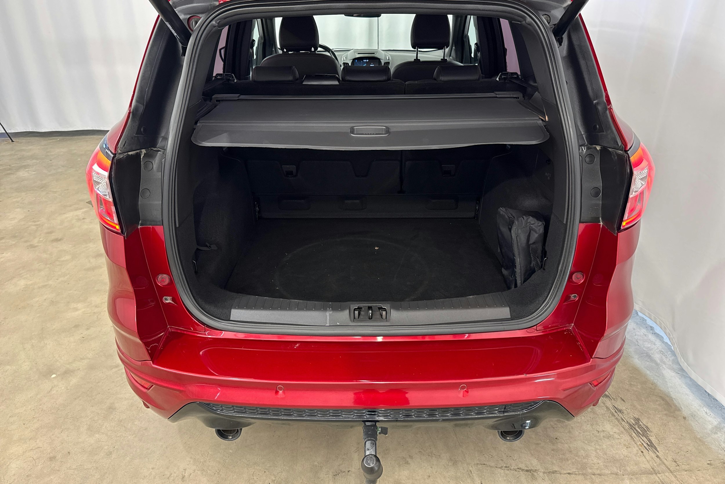 punainen Ford Kuga 2018 kuva 13.