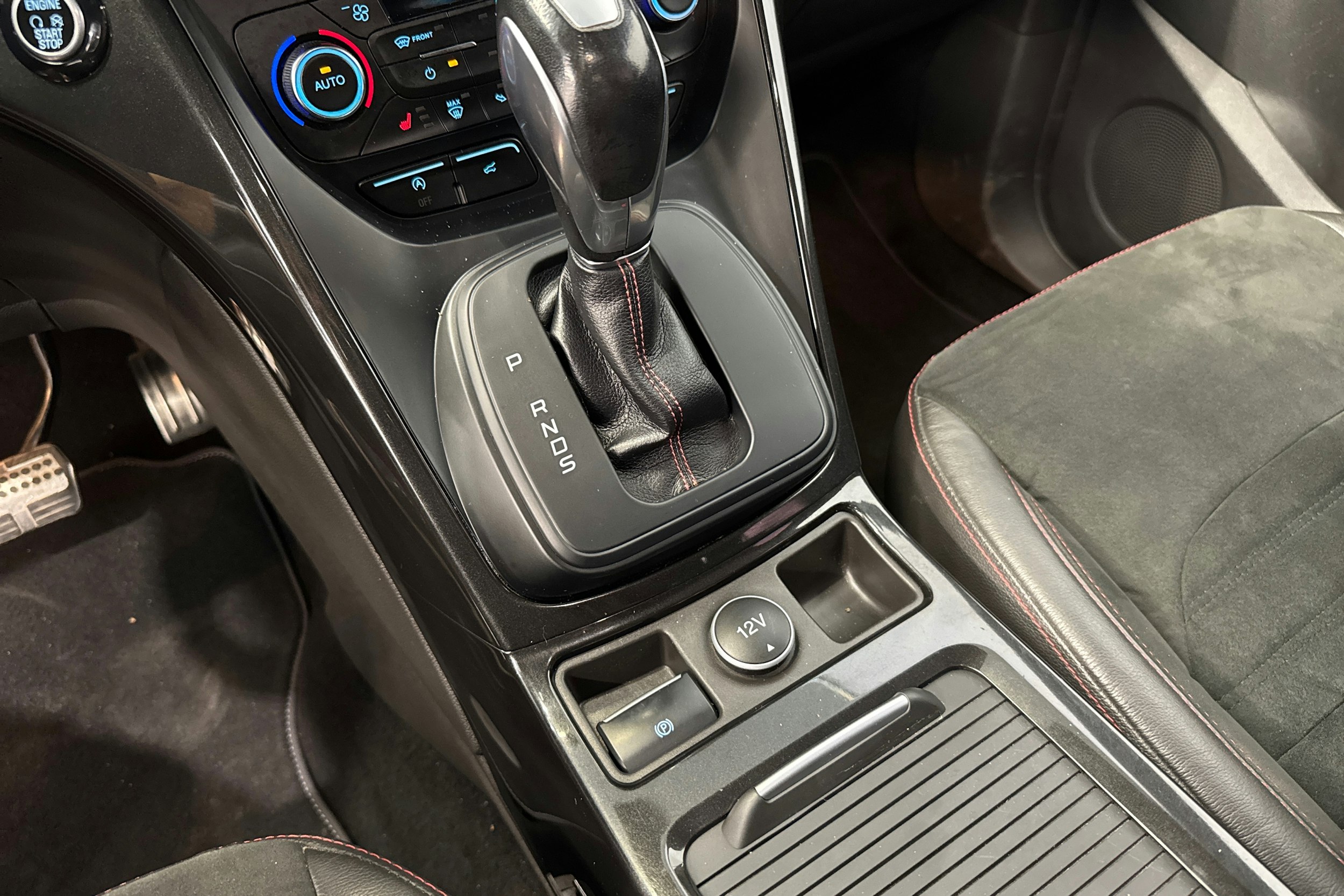 punainen Ford Kuga 2018 kuva 20.