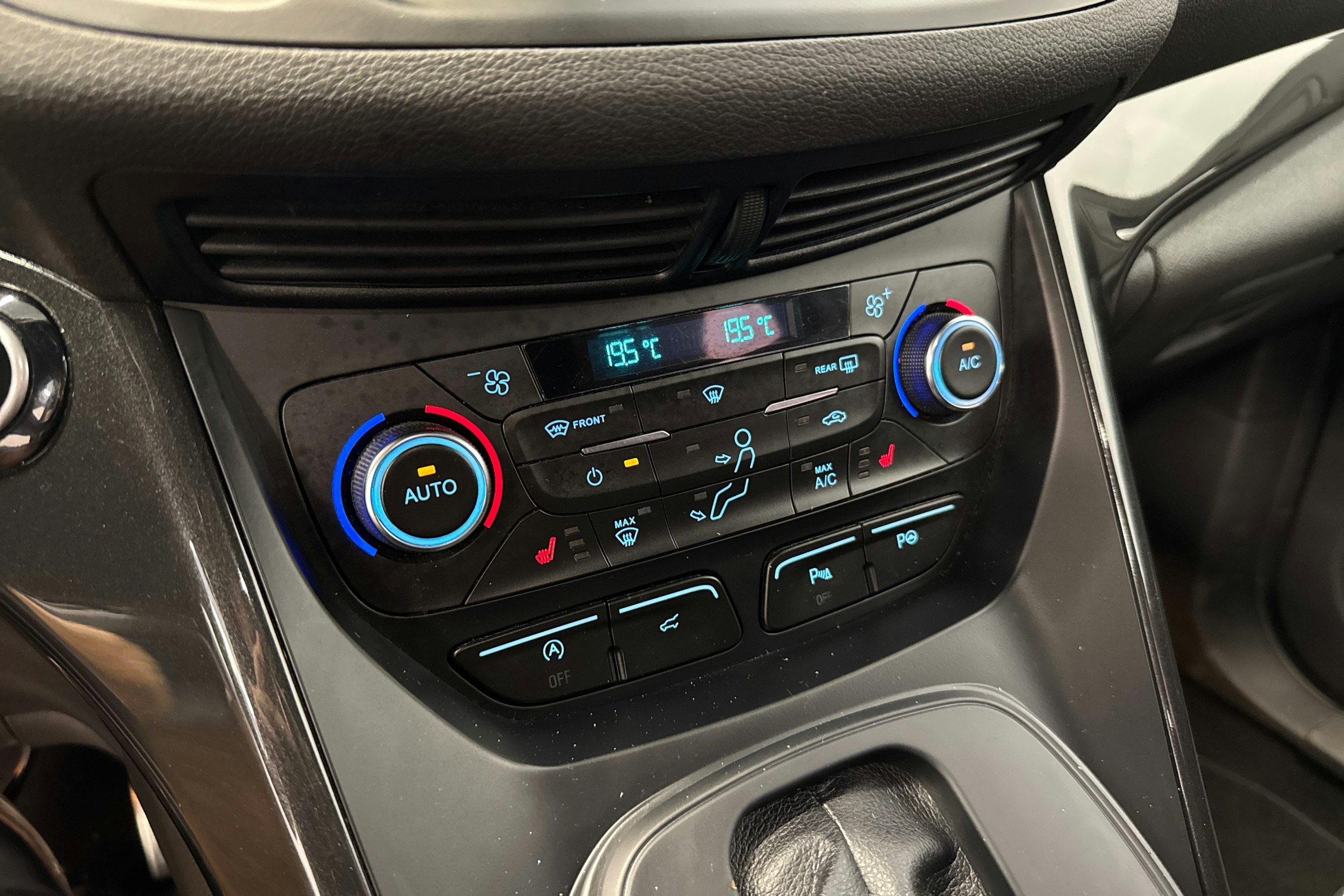 punainen Ford Kuga 2018 kuva 21.