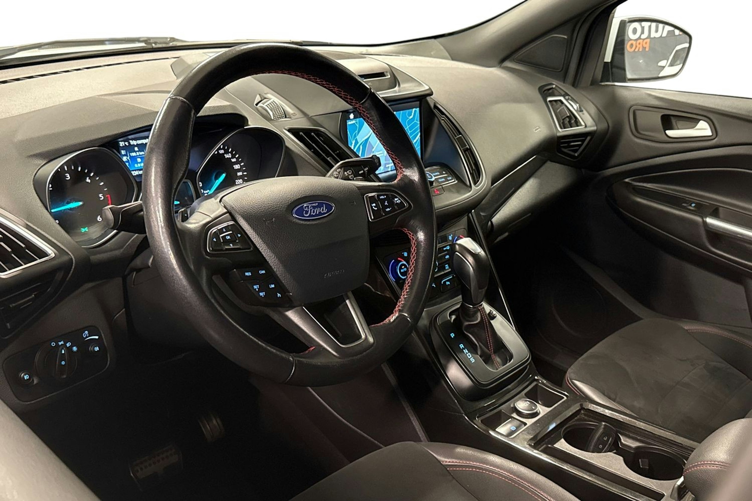 valkoinen Ford Kuga 2018 kuva 3.