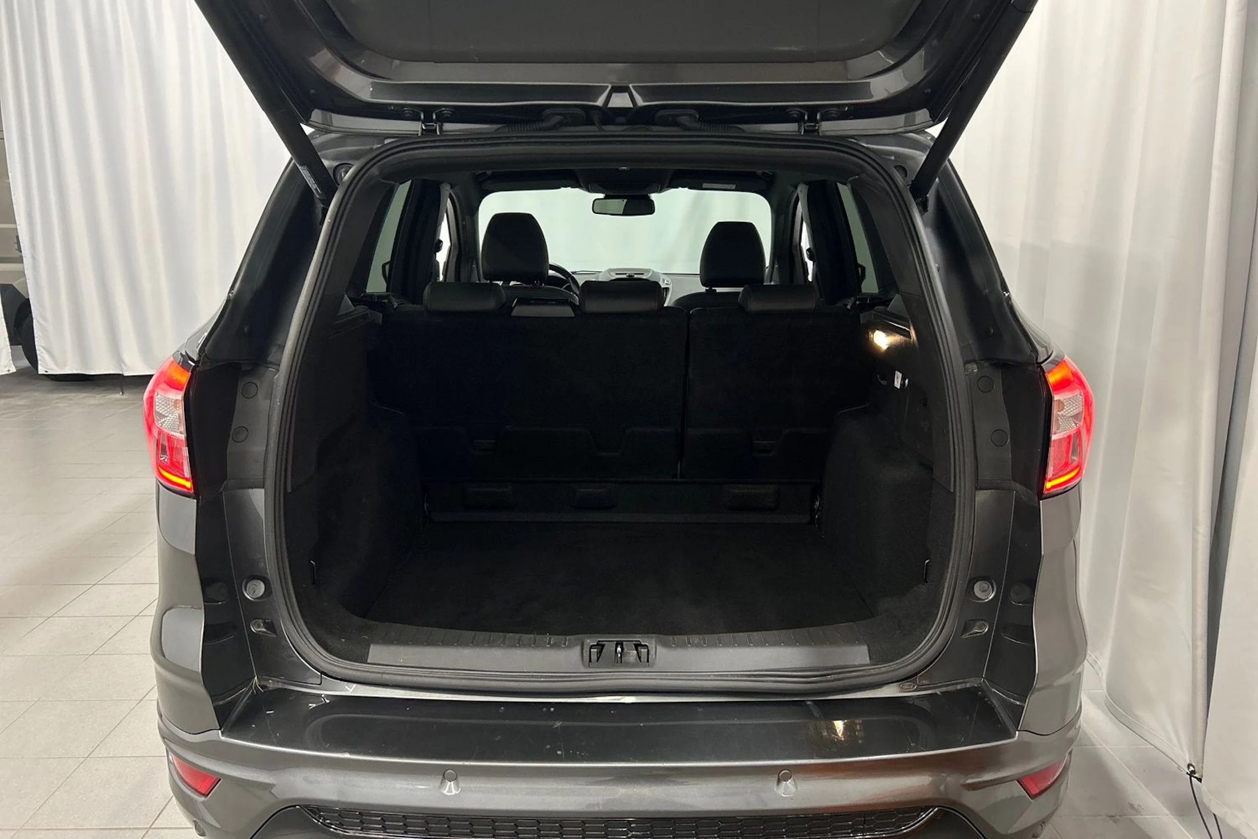 harmaa Ford Kuga 2018 kuva 12.