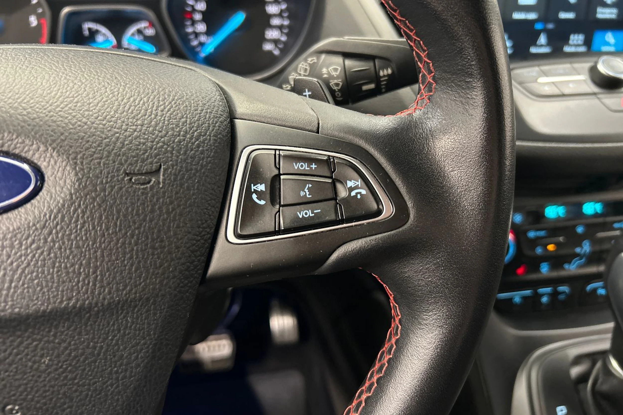 harmaa Ford Kuga 2018 kuva 17.