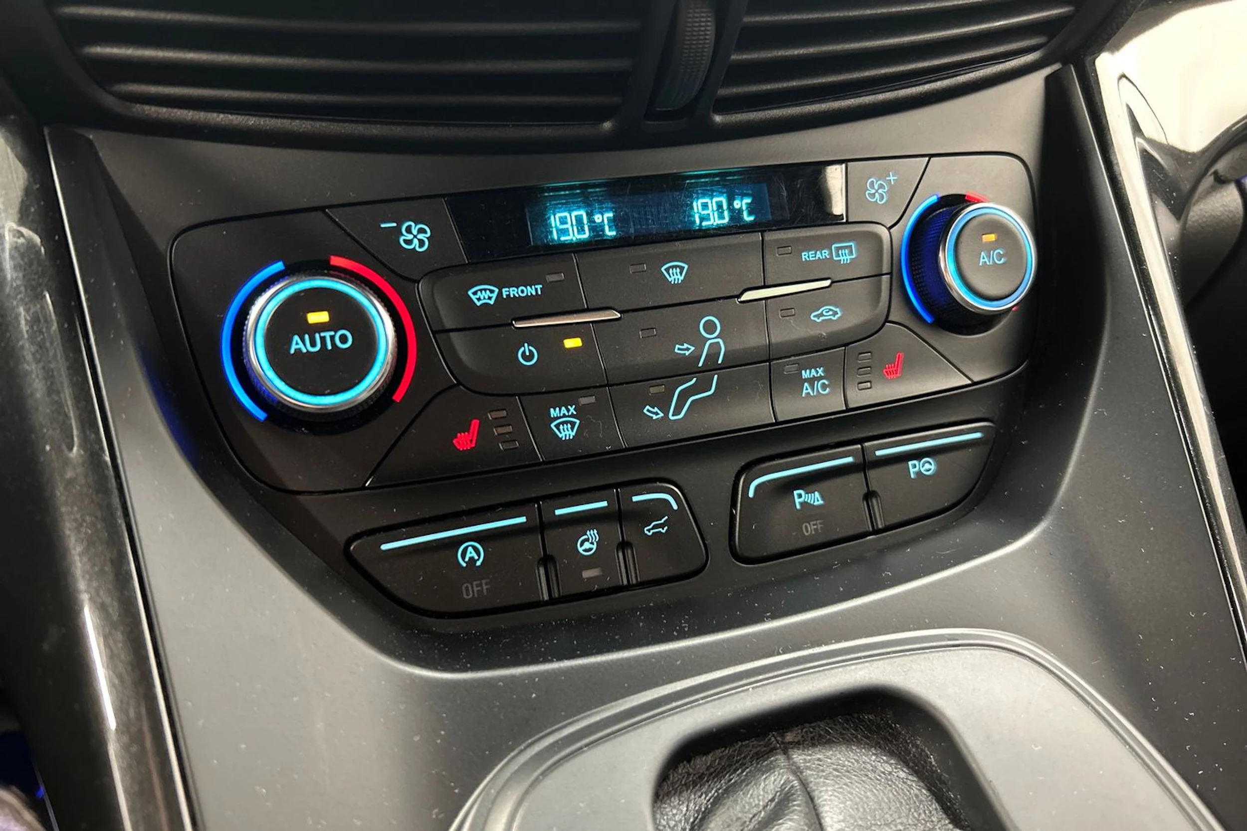 harmaa Ford Kuga 2018 kuva 21.