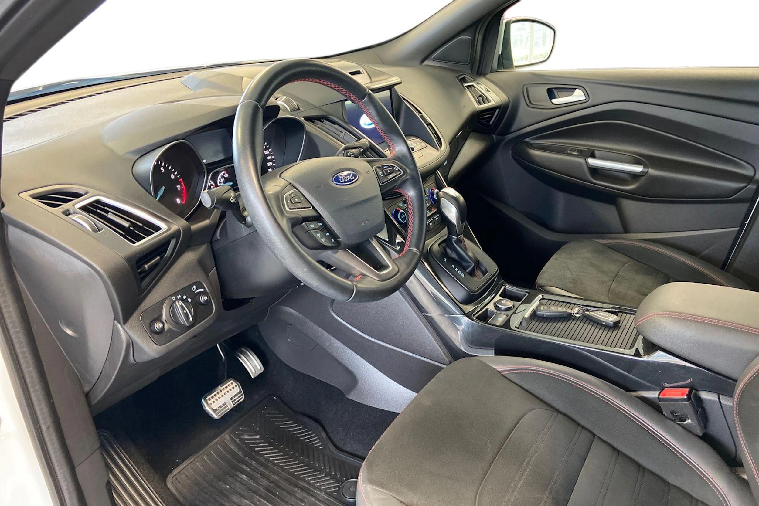 valkoinen Ford Kuga 2018 kuva 6.