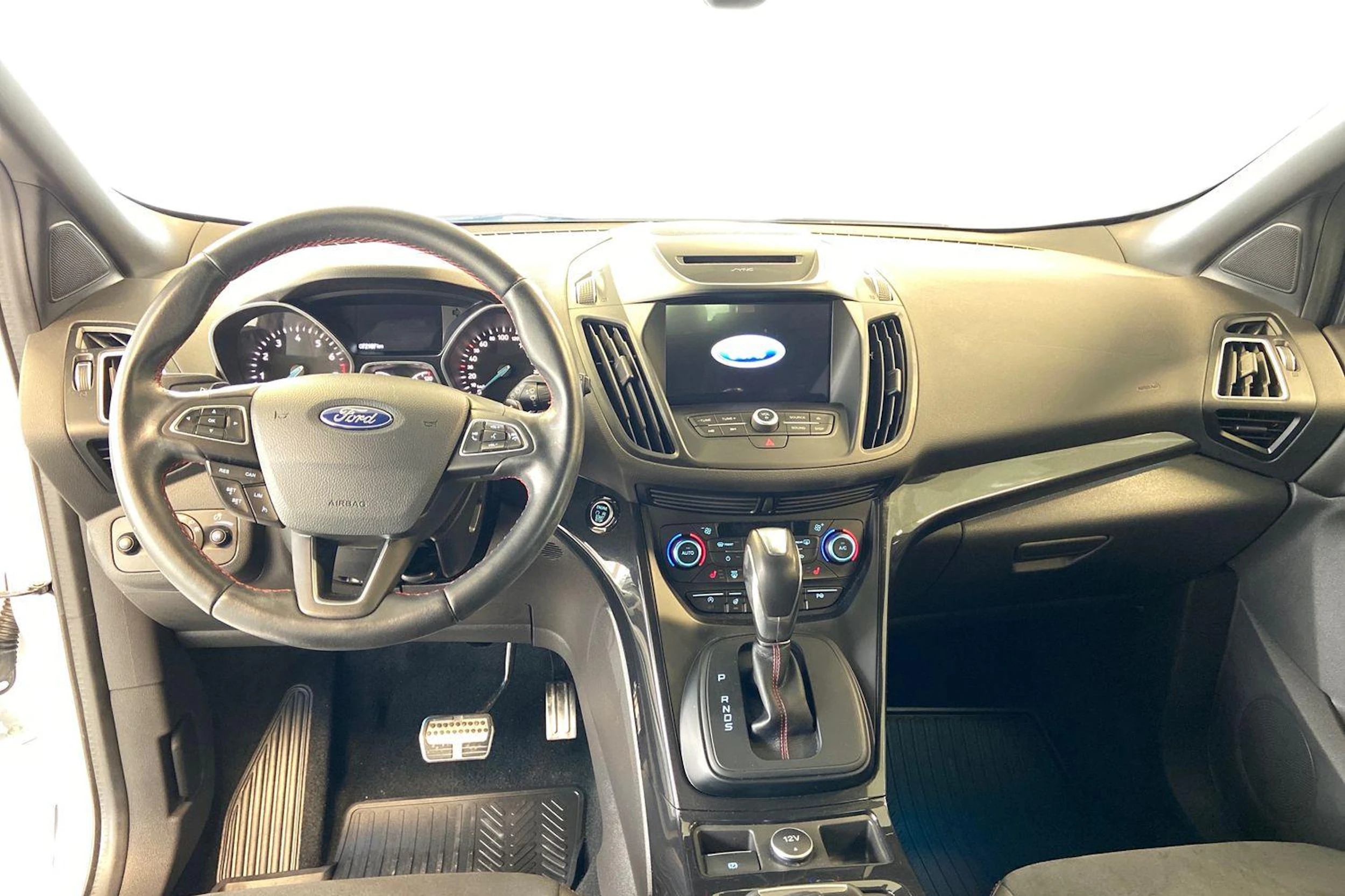 valkoinen Ford Kuga 2018 kuva 7.