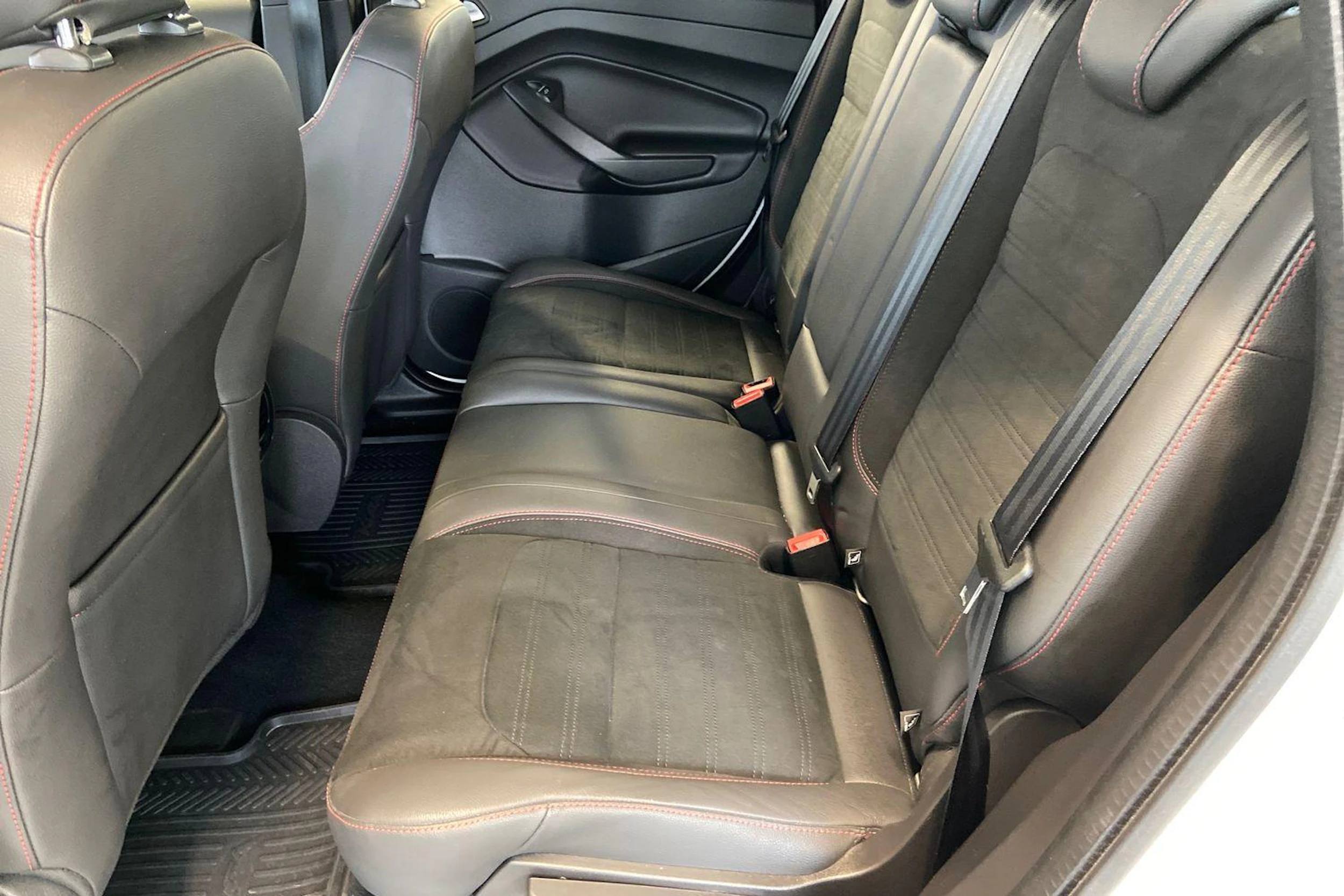 valkoinen Ford Kuga 2018 kuva 8.