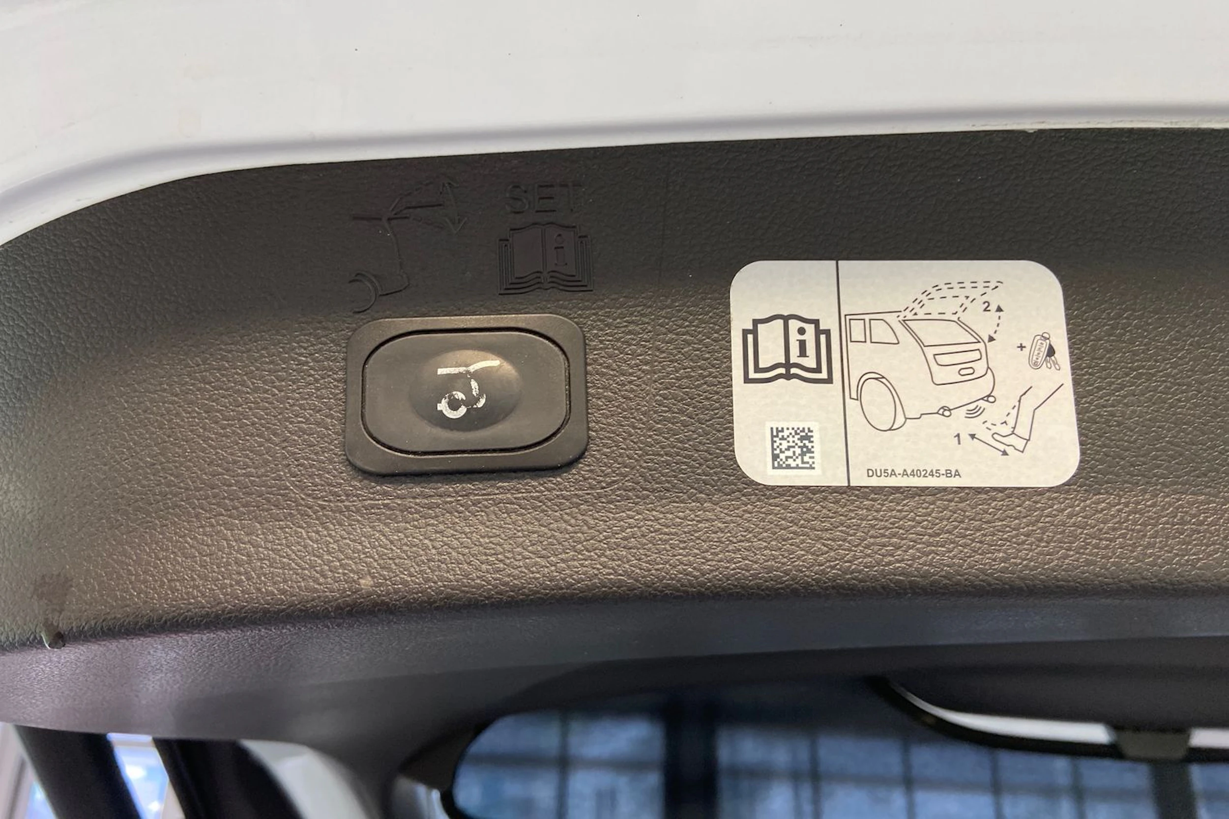 valkoinen Ford Kuga 2018 kuva 13.