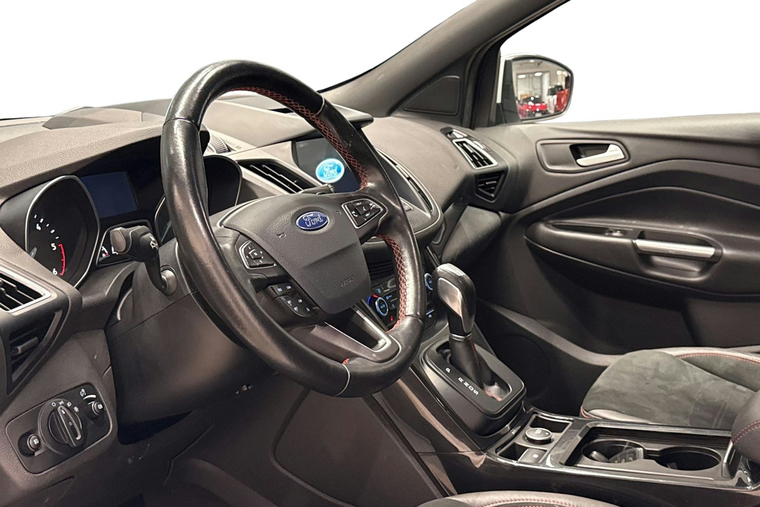 valkoinen Ford Kuga 2018 kuva 7.