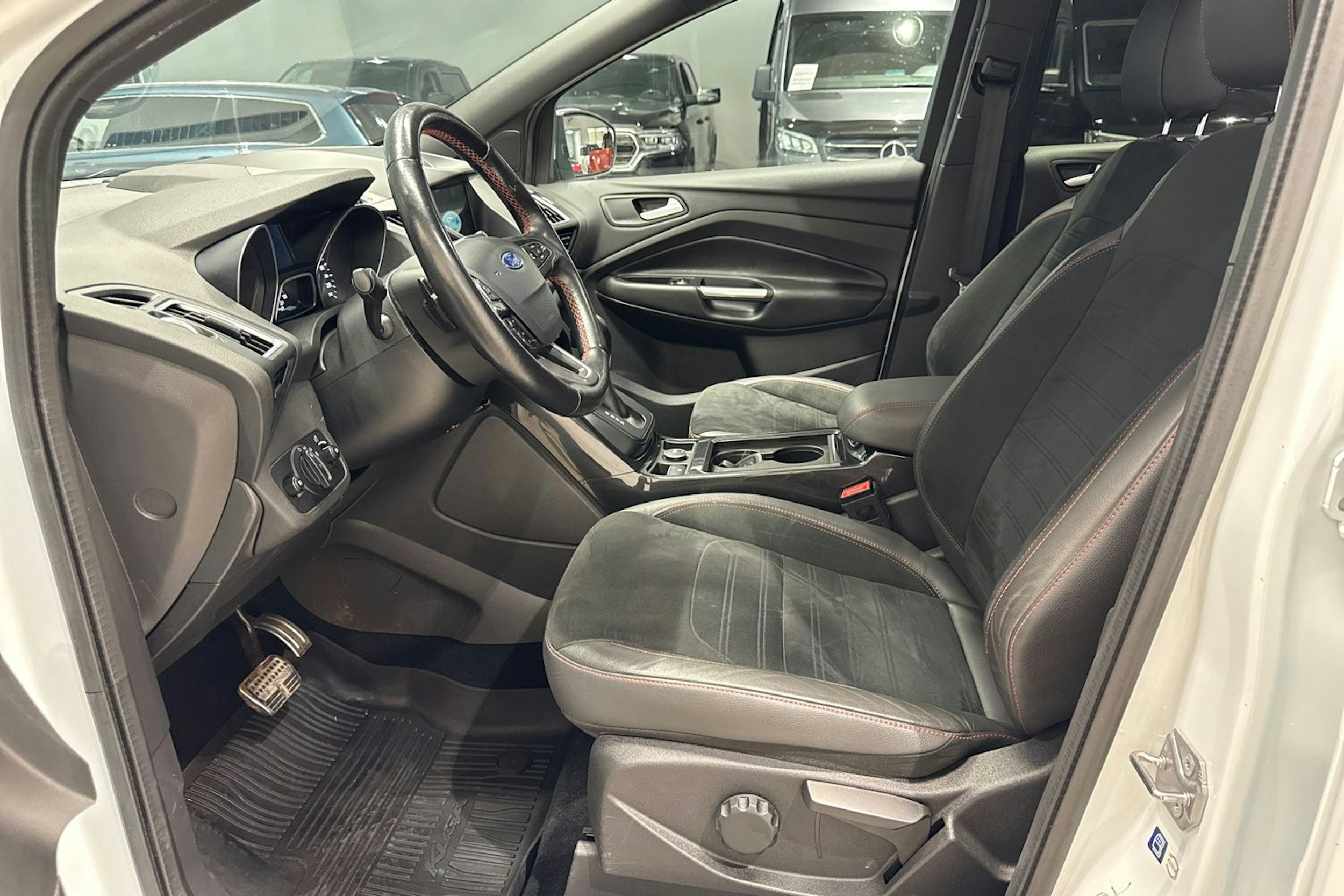 valkoinen Ford Kuga 2018 kuva 14.