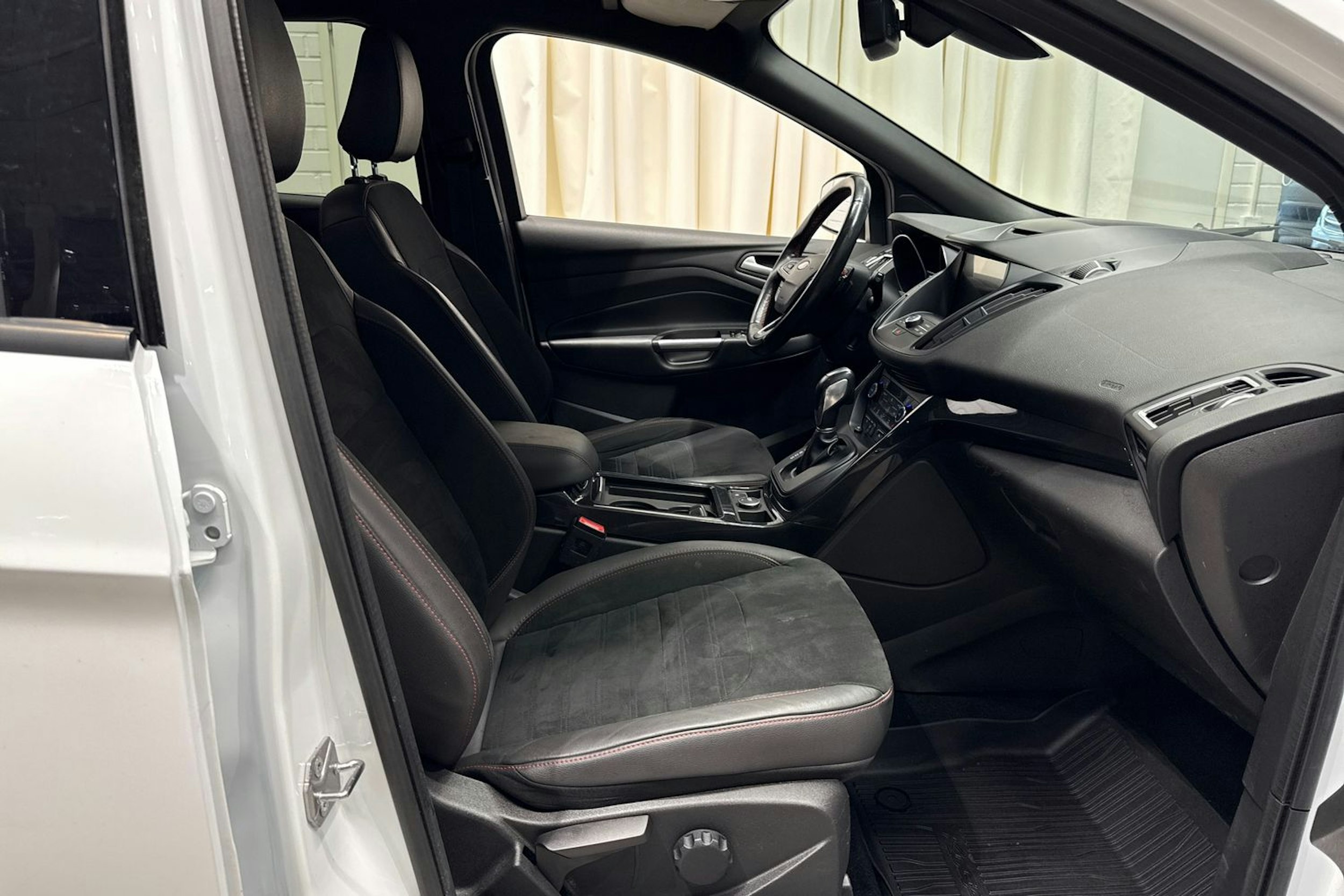 valkoinen Ford Kuga 2018 kuva 15.