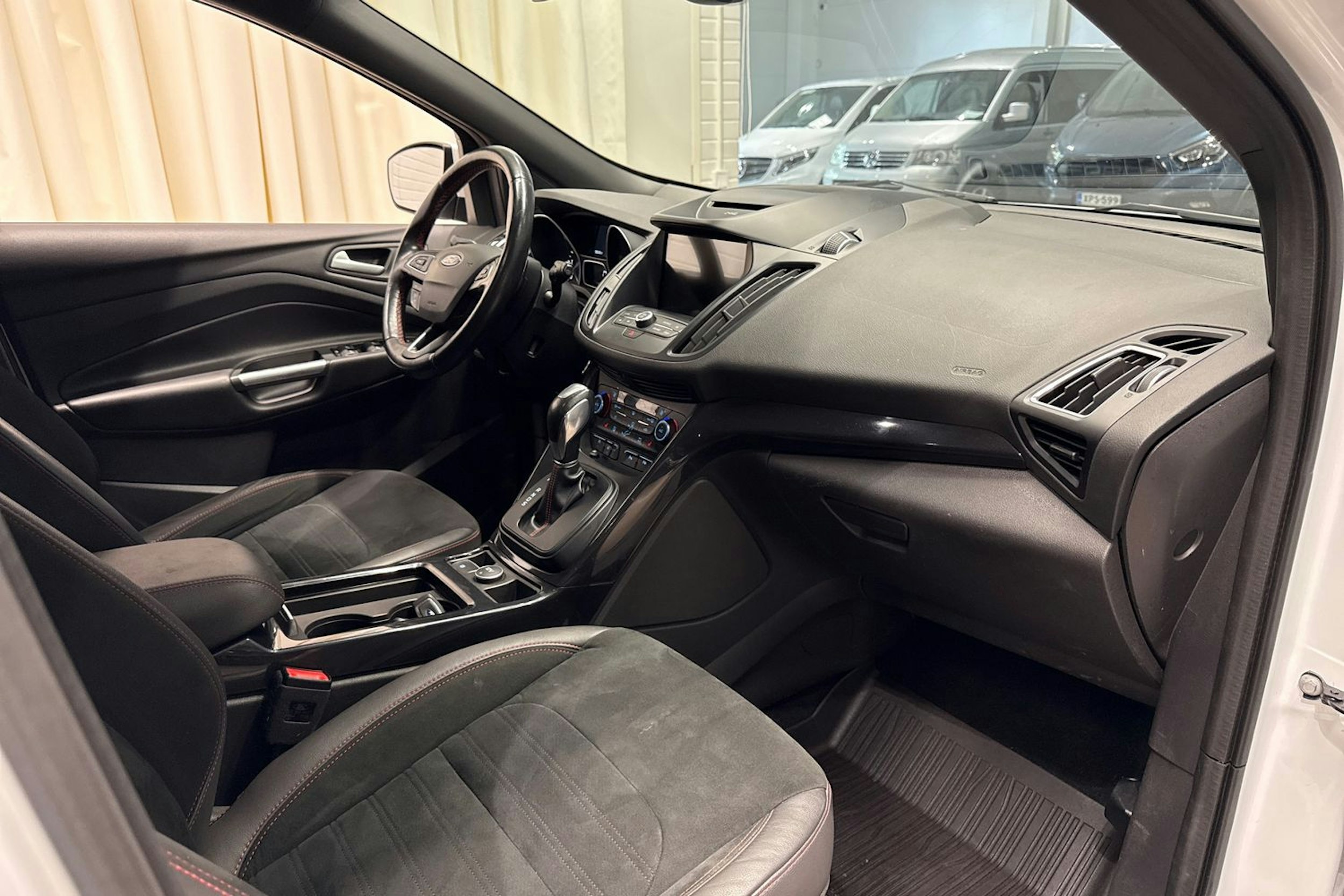 valkoinen Ford Kuga 2018 kuva 16.