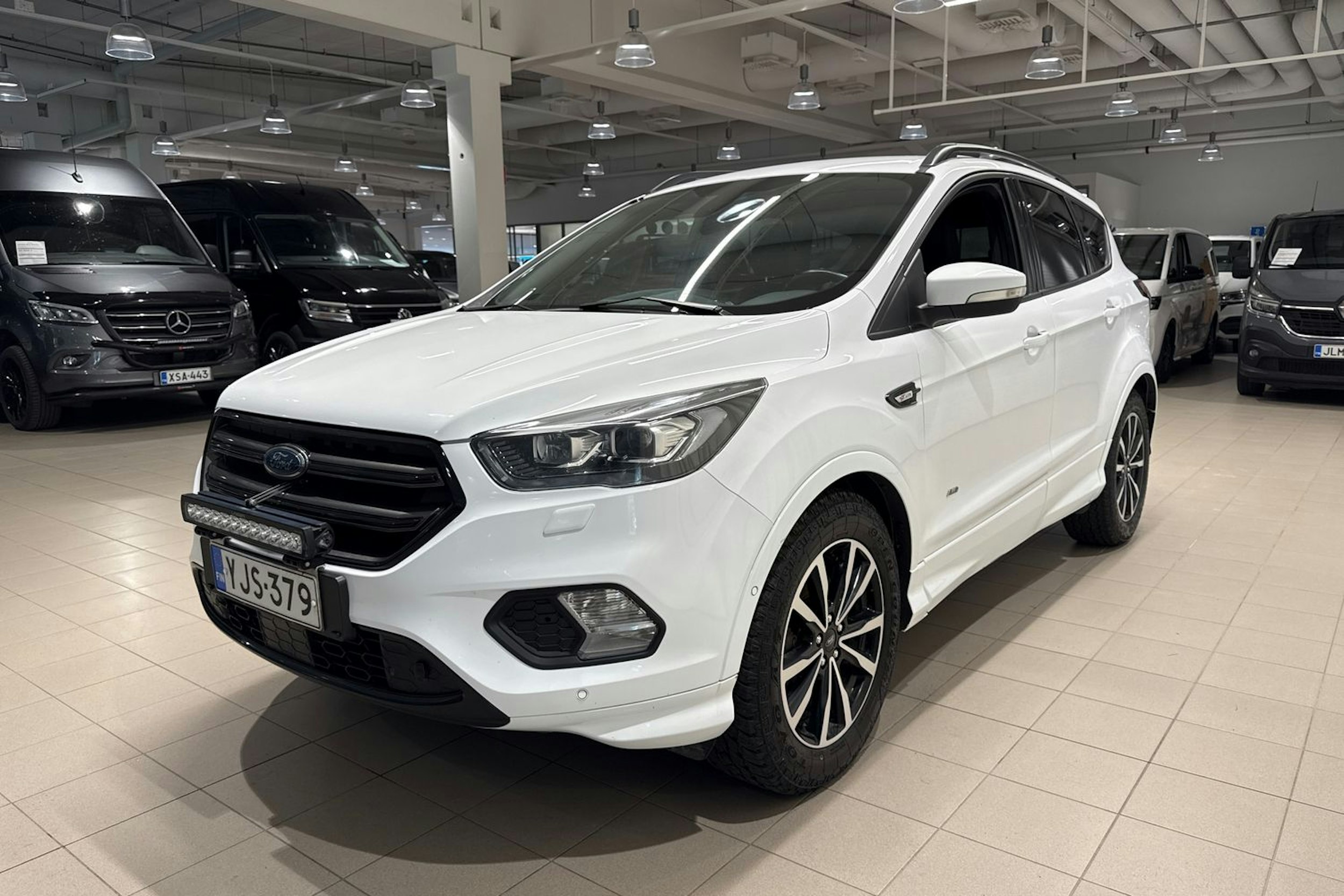 valkoinen Ford Kuga 2018 kuva 18.