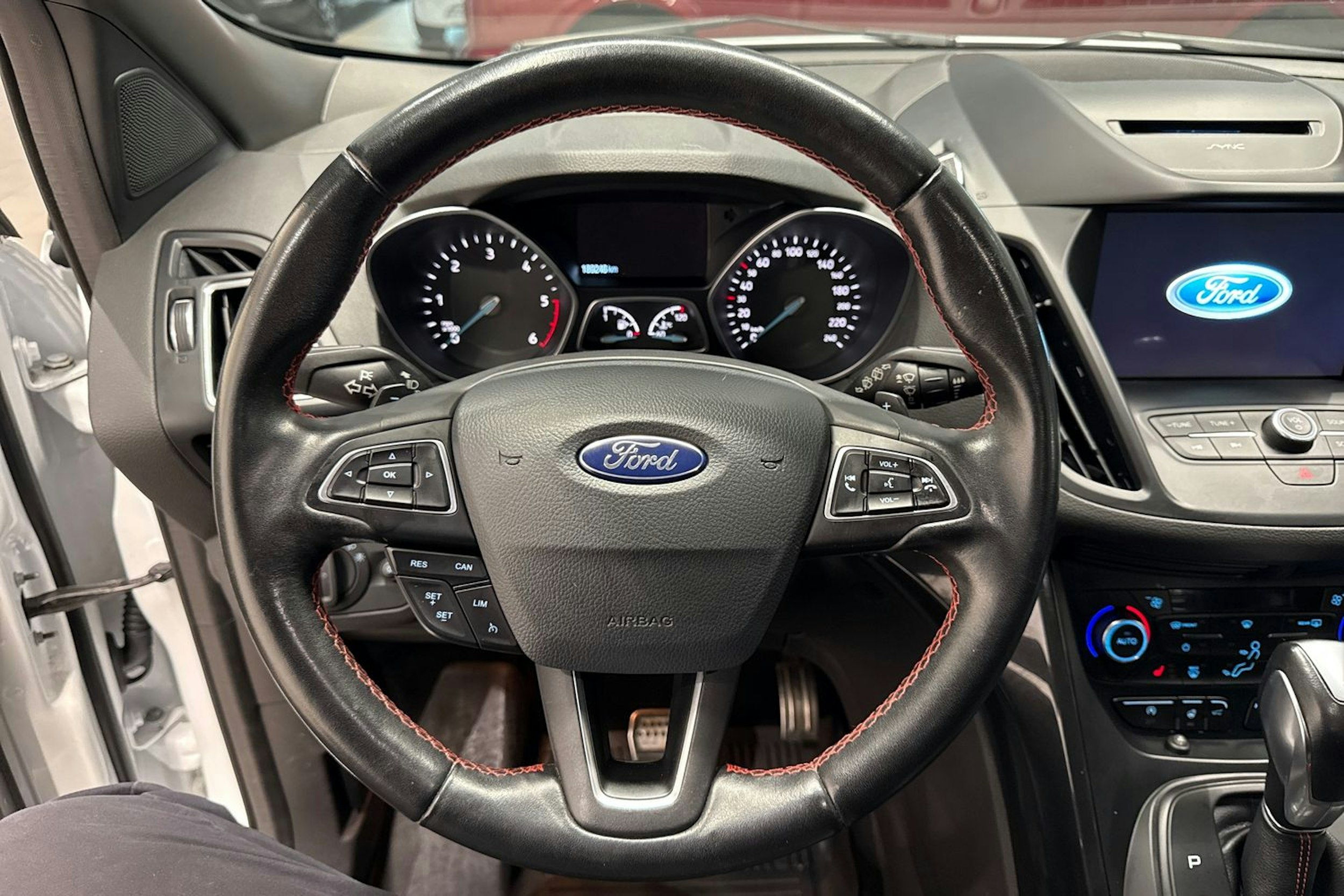 valkoinen Ford Kuga 2018 kuva 19.