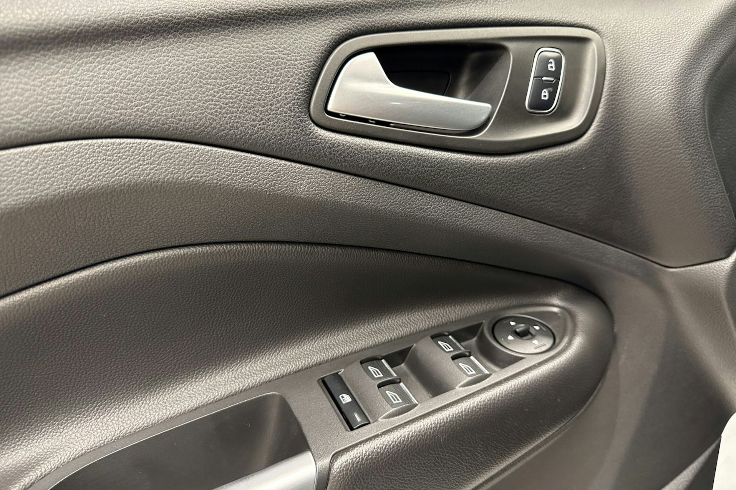 valkoinen Ford Kuga 2018 kuva 23.