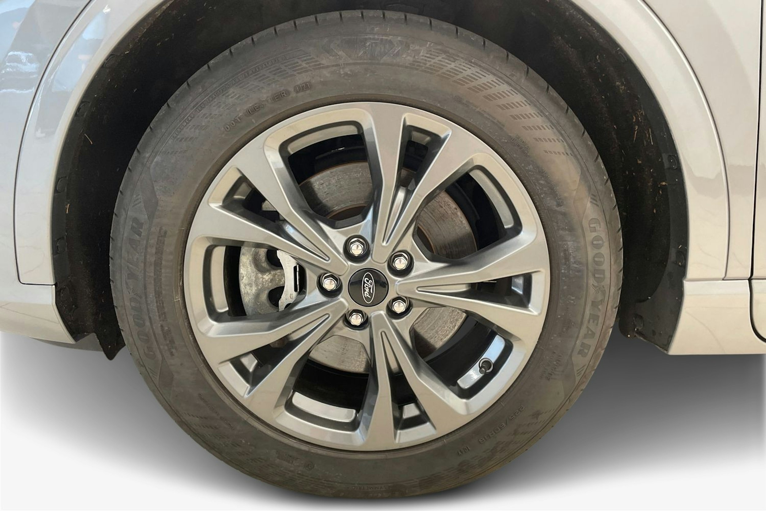 Harmaa Ford Kuga 2020 kuva 11.