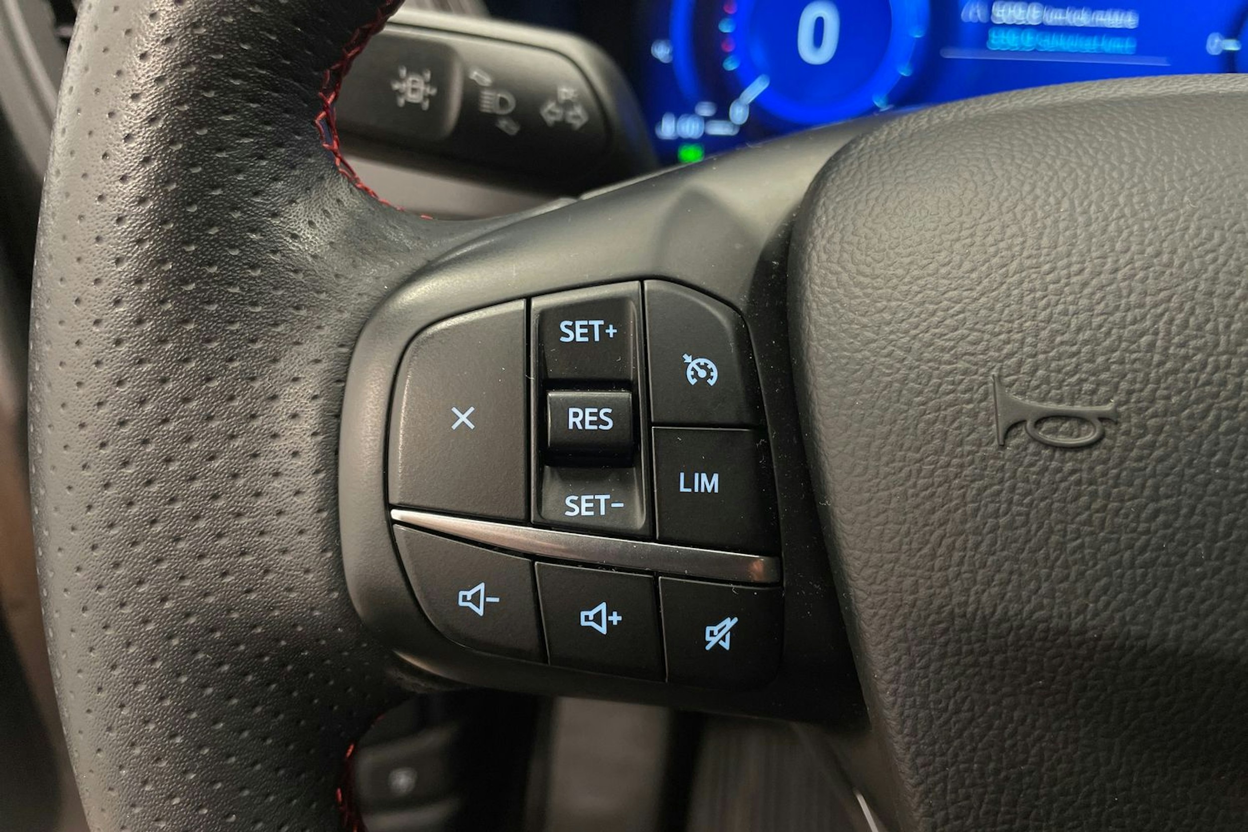 Harmaa Ford Kuga 2020 kuva 16.