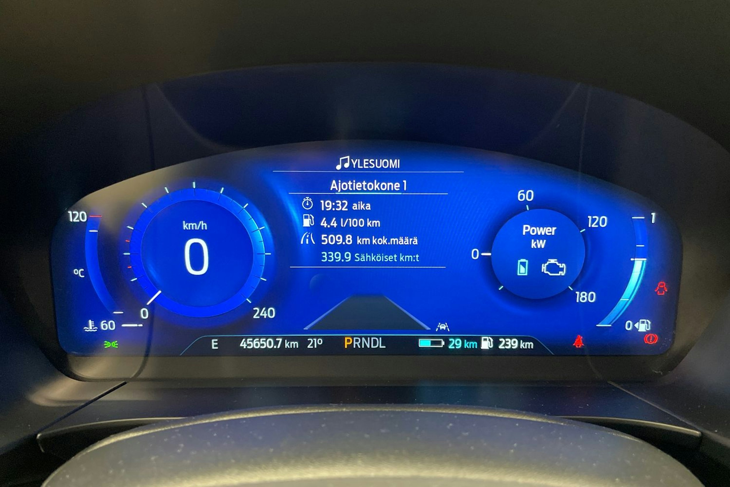 Harmaa Ford Kuga 2020 kuva 18.