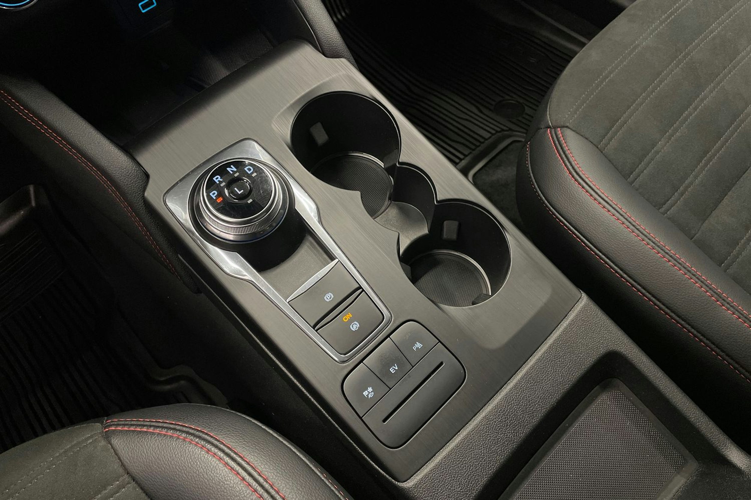 Harmaa Ford Kuga 2020 kuva 19.