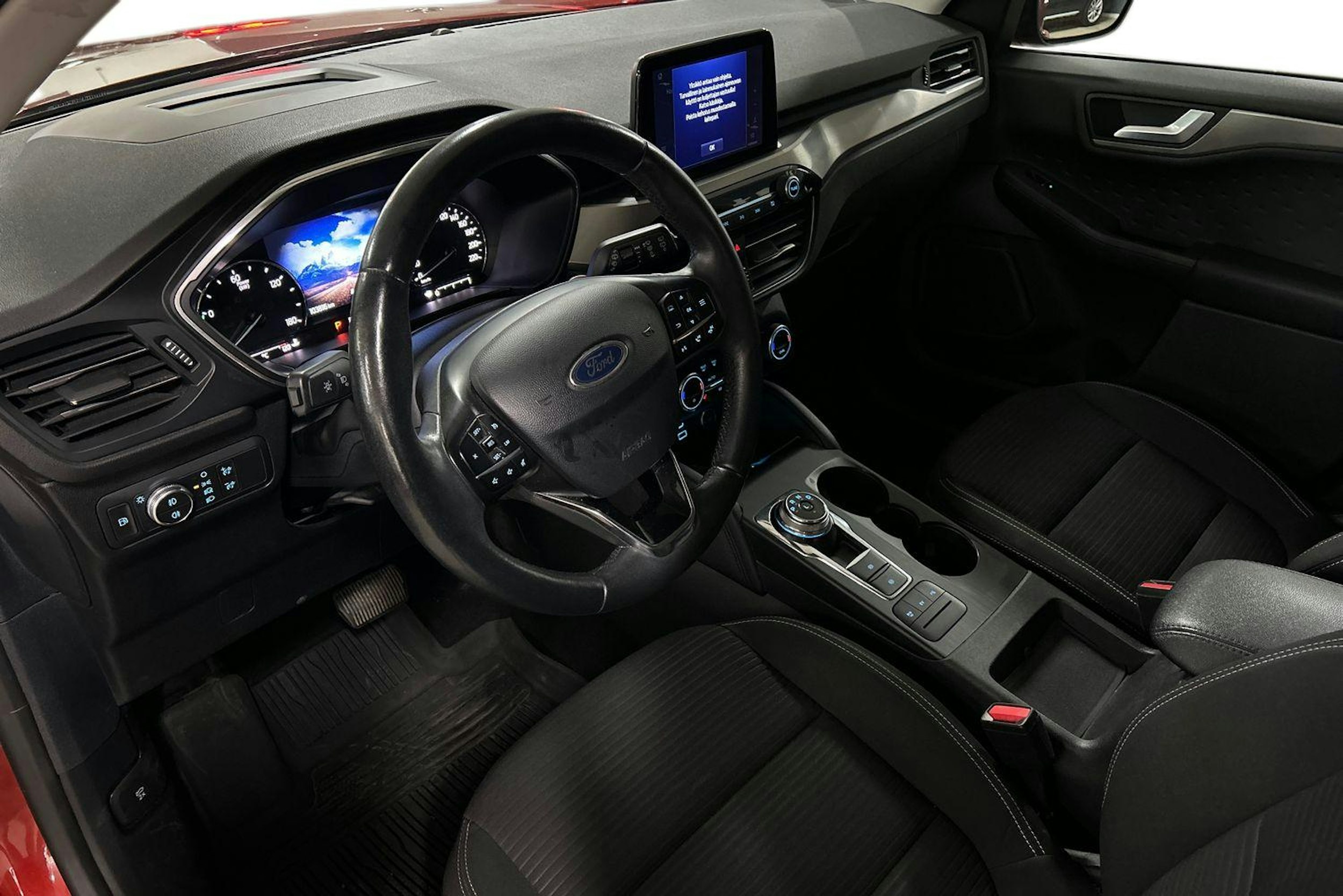 Oranssi Ford Kuga 2020 kuva 7.