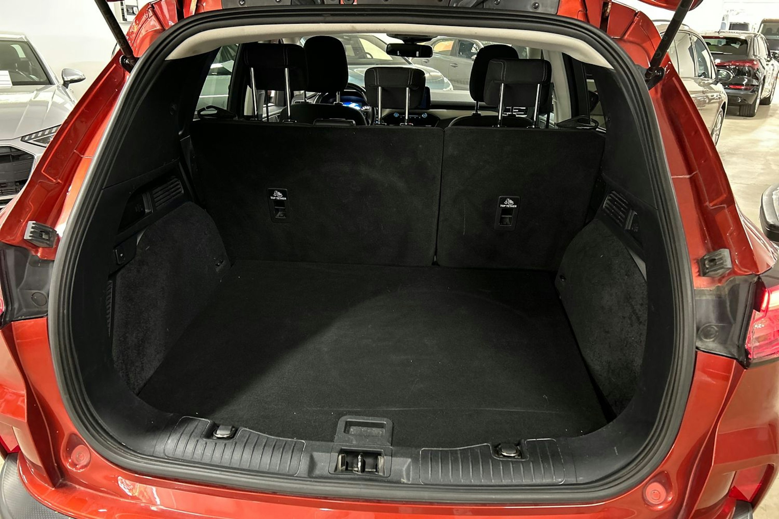 Oranssi Ford Kuga 2020 kuva 14.