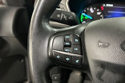 Oranssi Ford Kuga 2020 kuva 16.