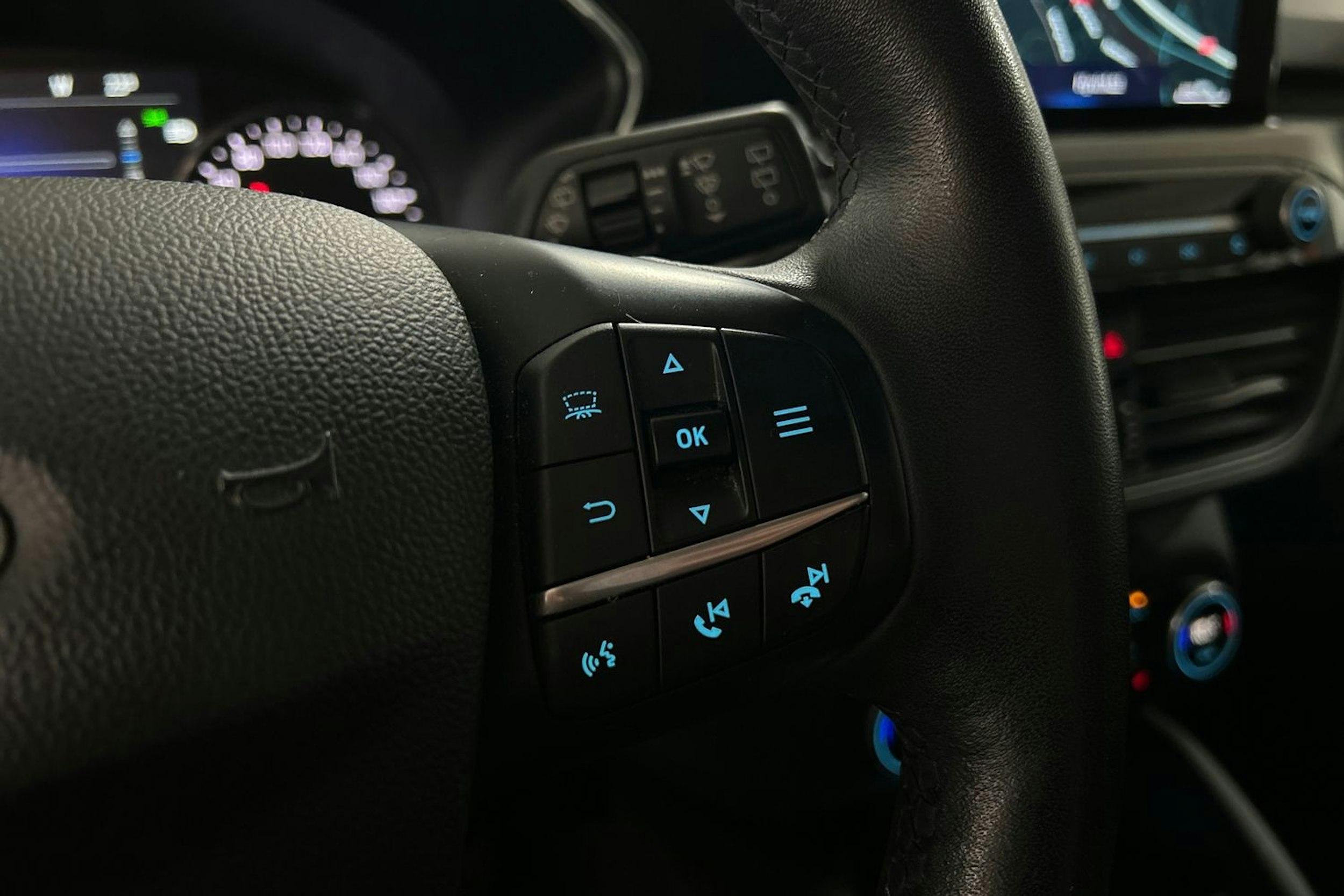Oranssi Ford Kuga 2020 kuva 17.