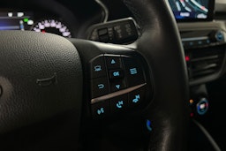 Oranssi Ford Kuga 2020 kuva 17.
