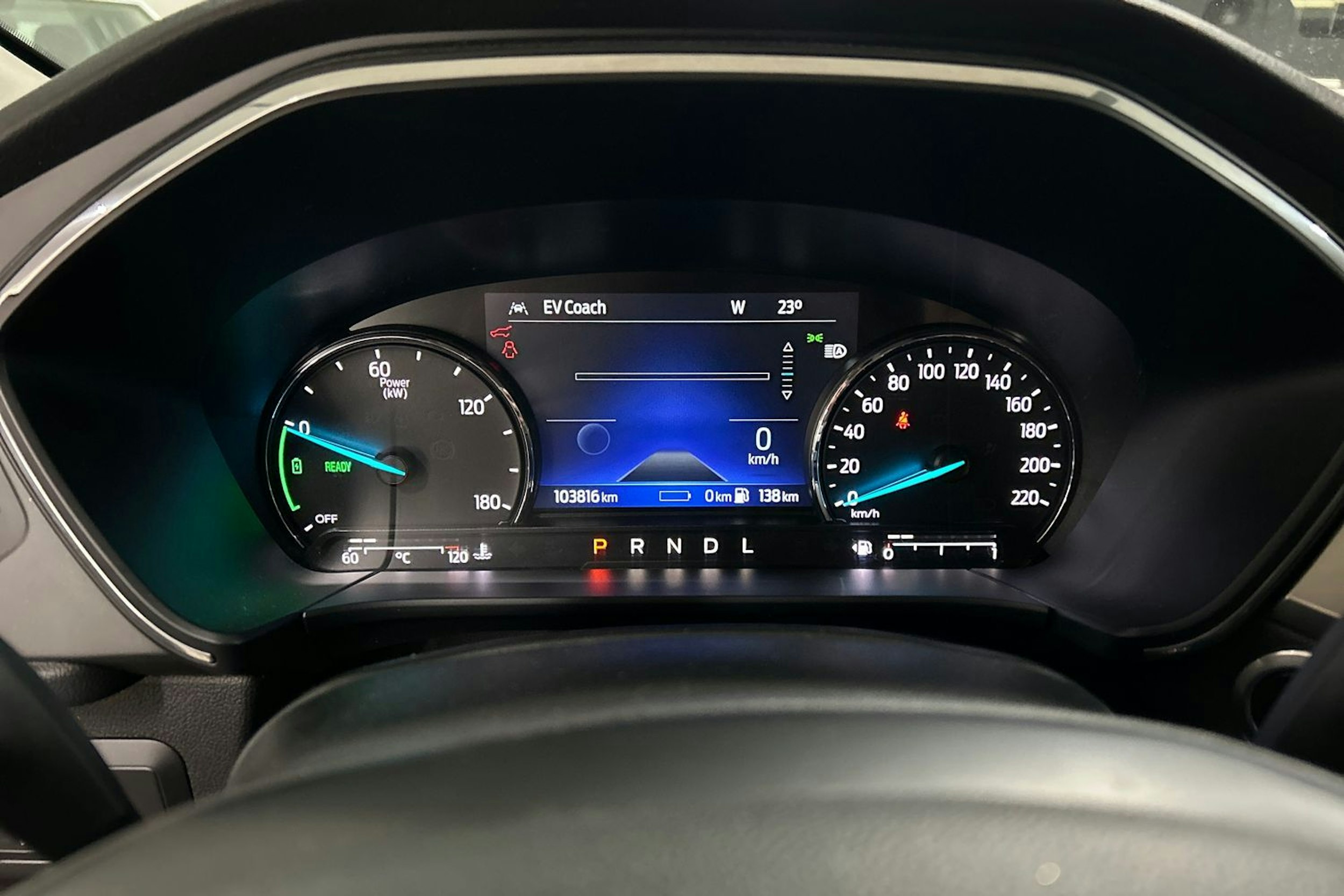 Oranssi Ford Kuga 2020 kuva 18.