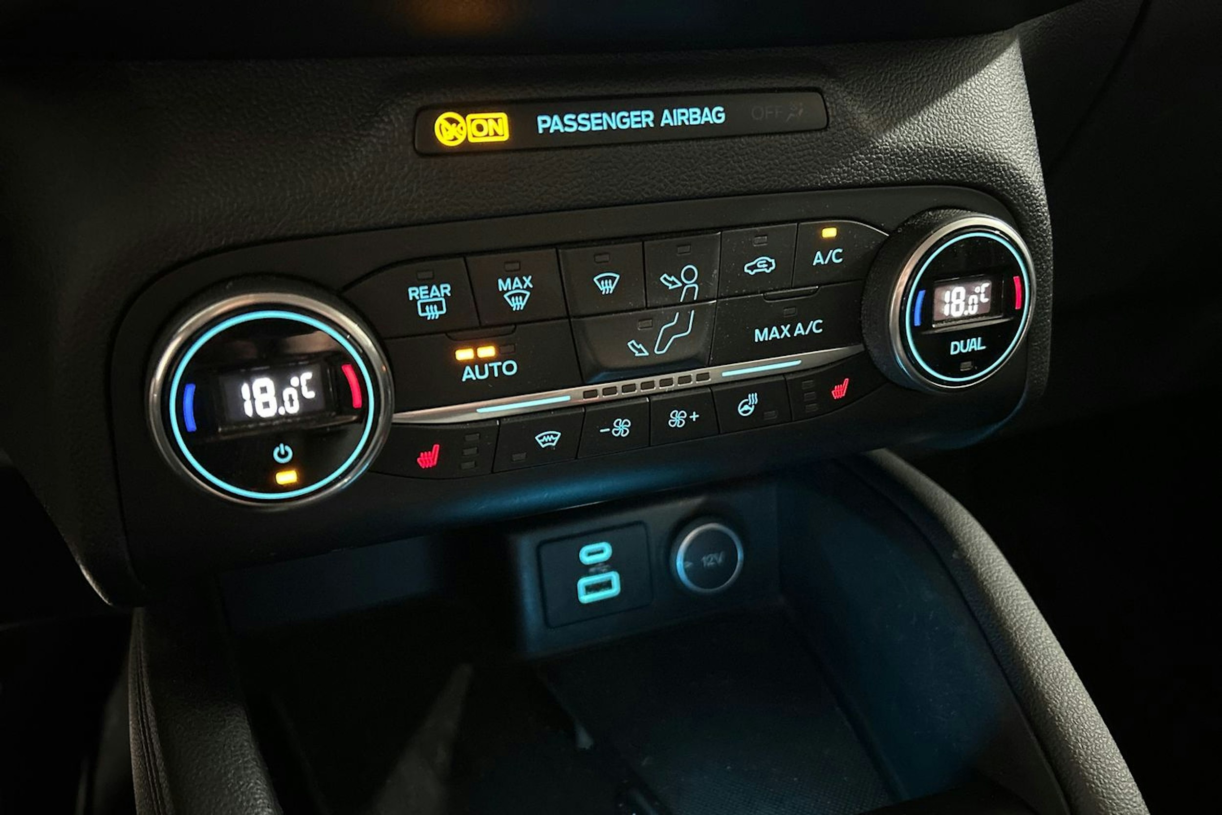 Oranssi Ford Kuga 2020 kuva 22.