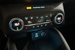 Oranssi Ford Kuga 2020 kuva 22.