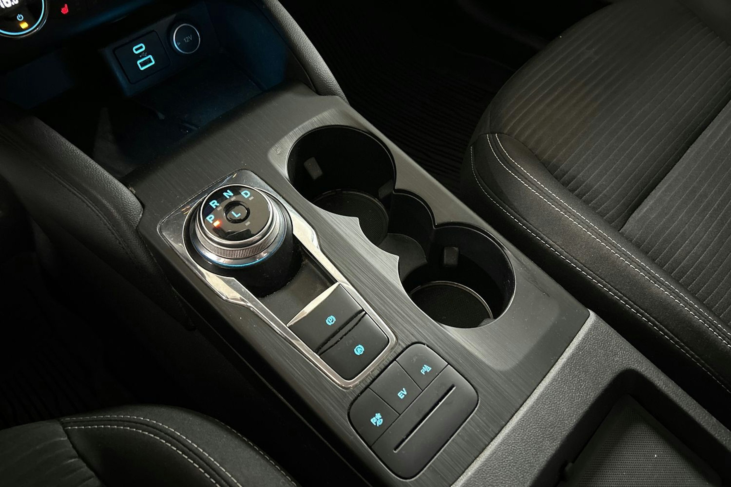 Oranssi Ford Kuga 2020 kuva 23.
