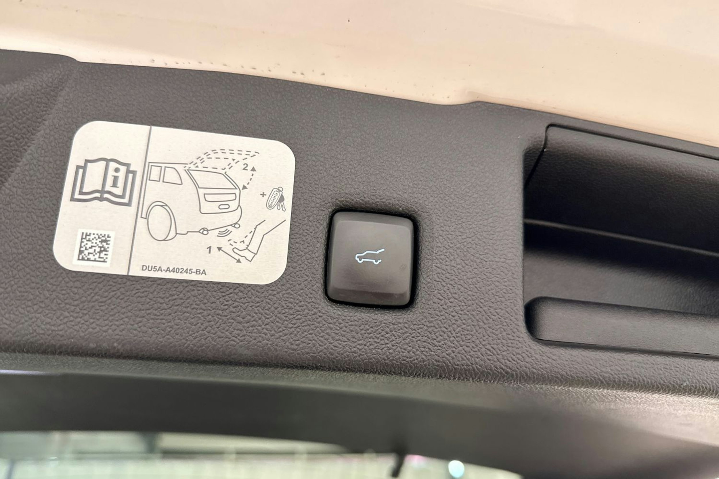 Valkoinen Ford Kuga 2020 kuva 16.