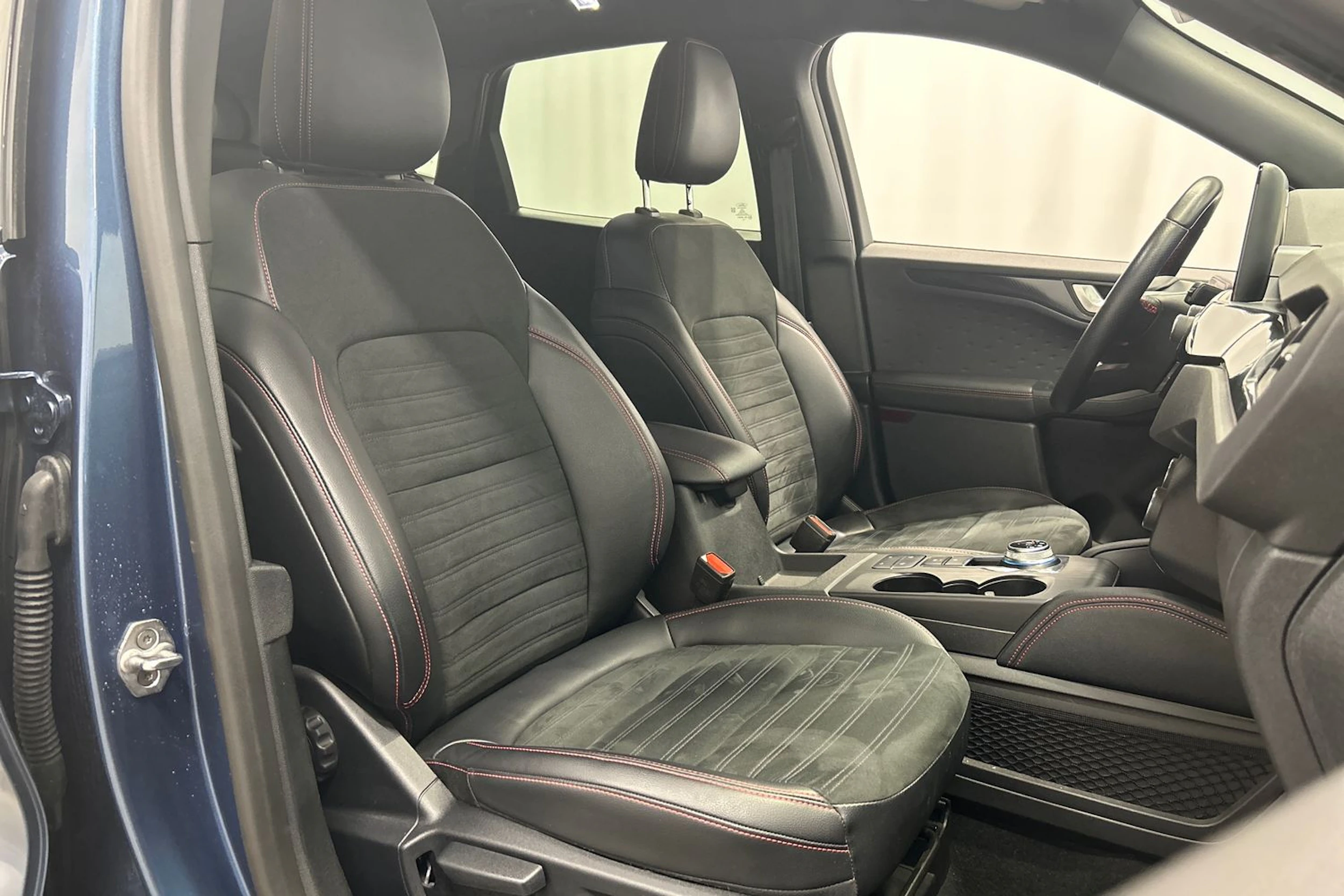 sininen Ford Kuga 2020 kuva 11.