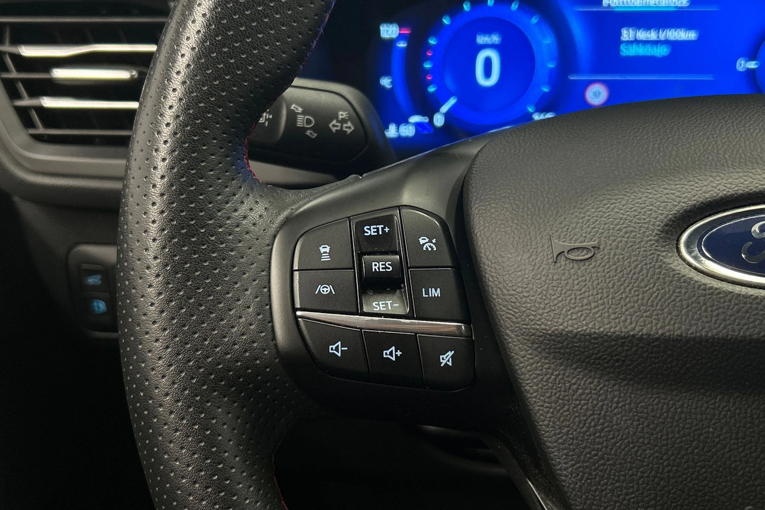 sininen Ford Kuga 2020 kuva 17.