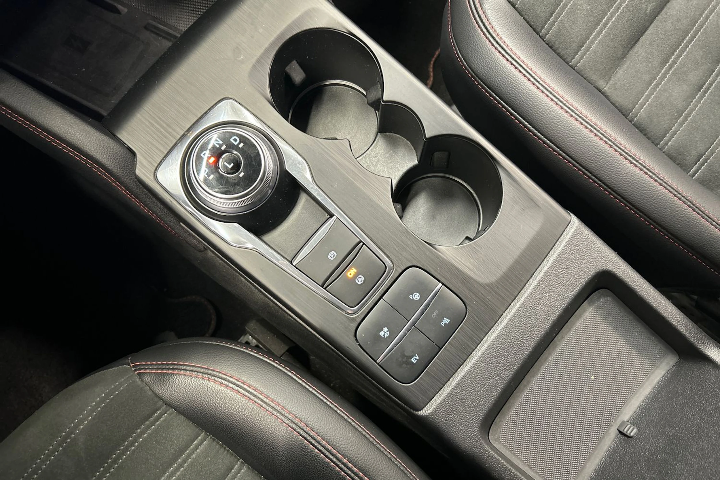 sininen Ford Kuga 2020 kuva 25.