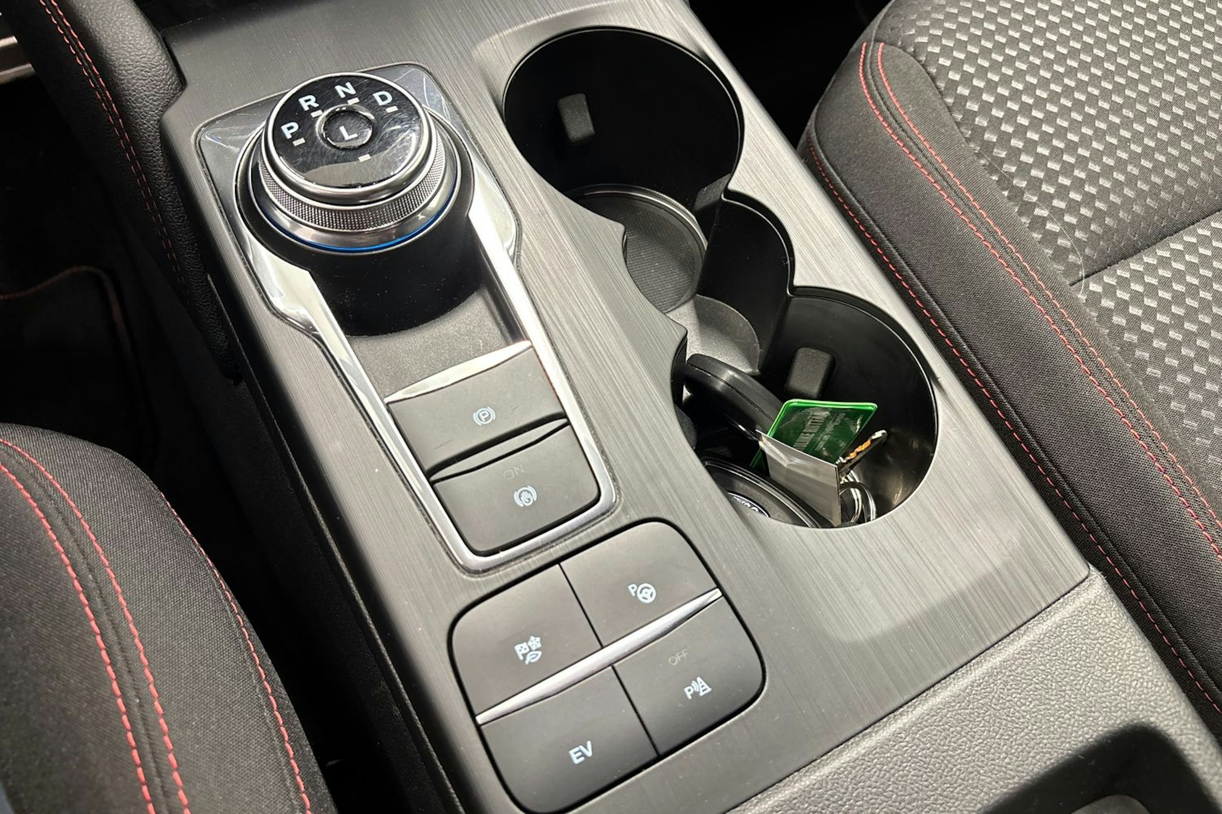 sininen Ford Kuga 2020 kuva 22.