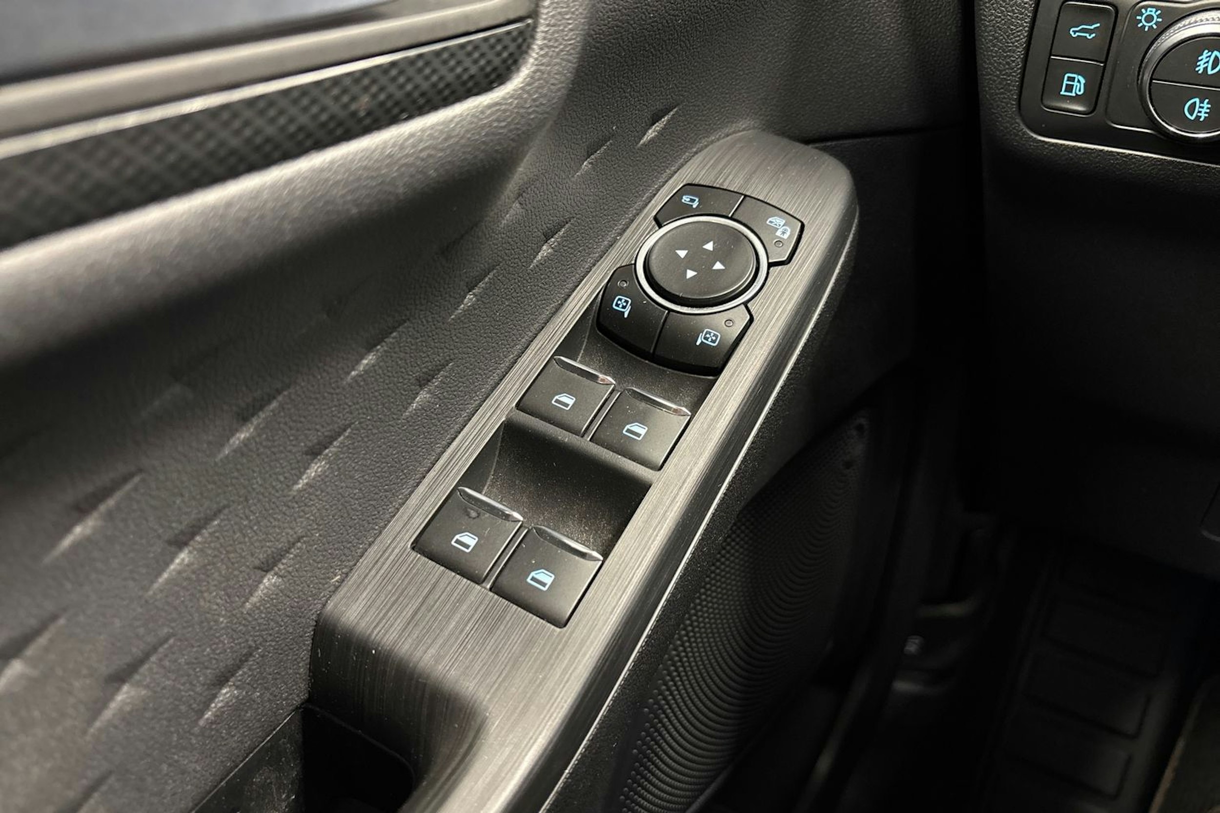 sininen Ford Kuga 2020 kuva 27.