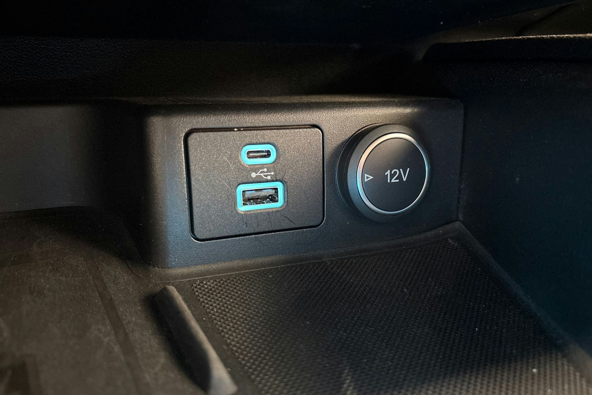 sininen Ford Kuga 2020 kuva 28.