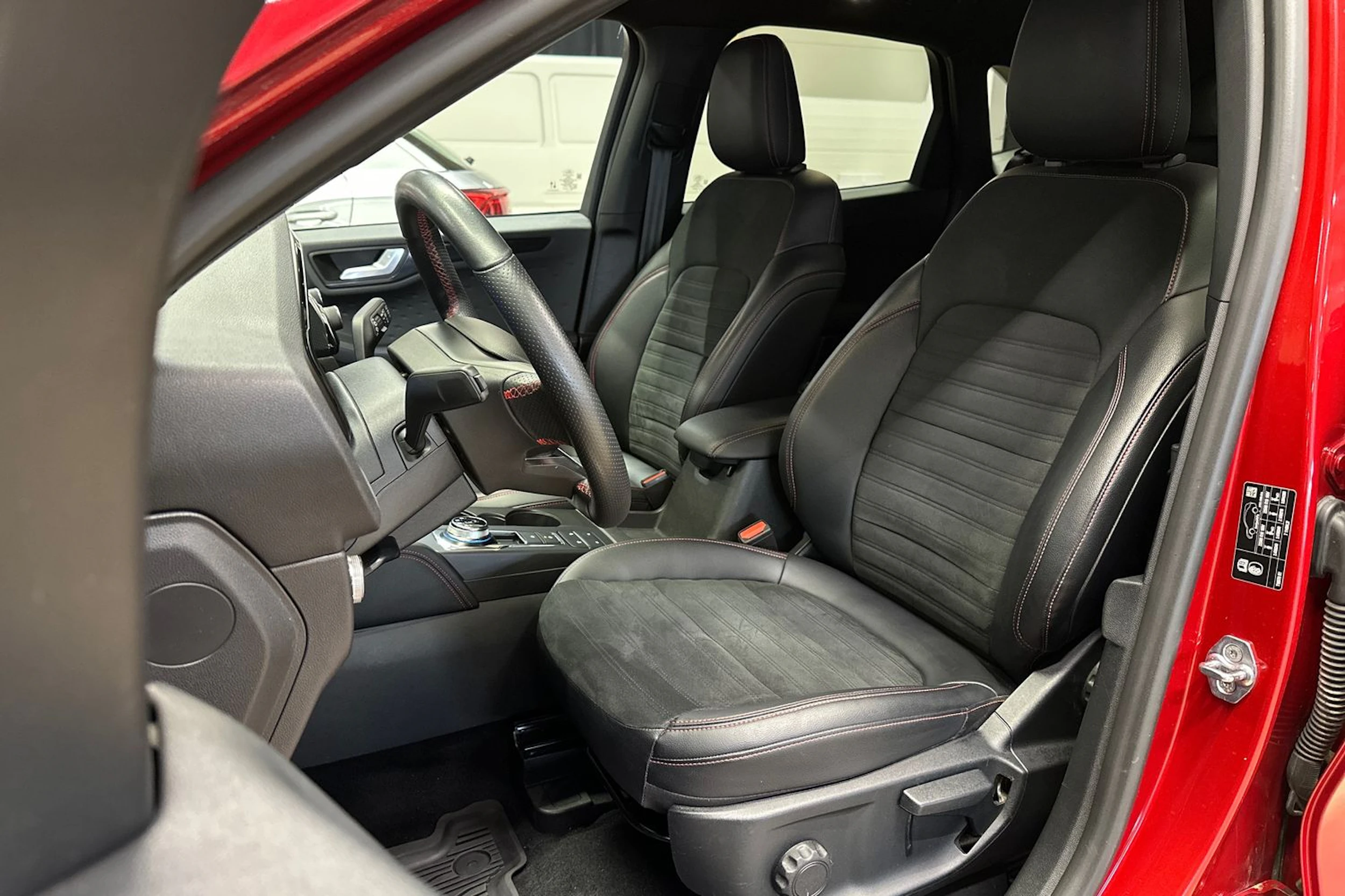 punainen Ford Kuga 2020 kuva 18.