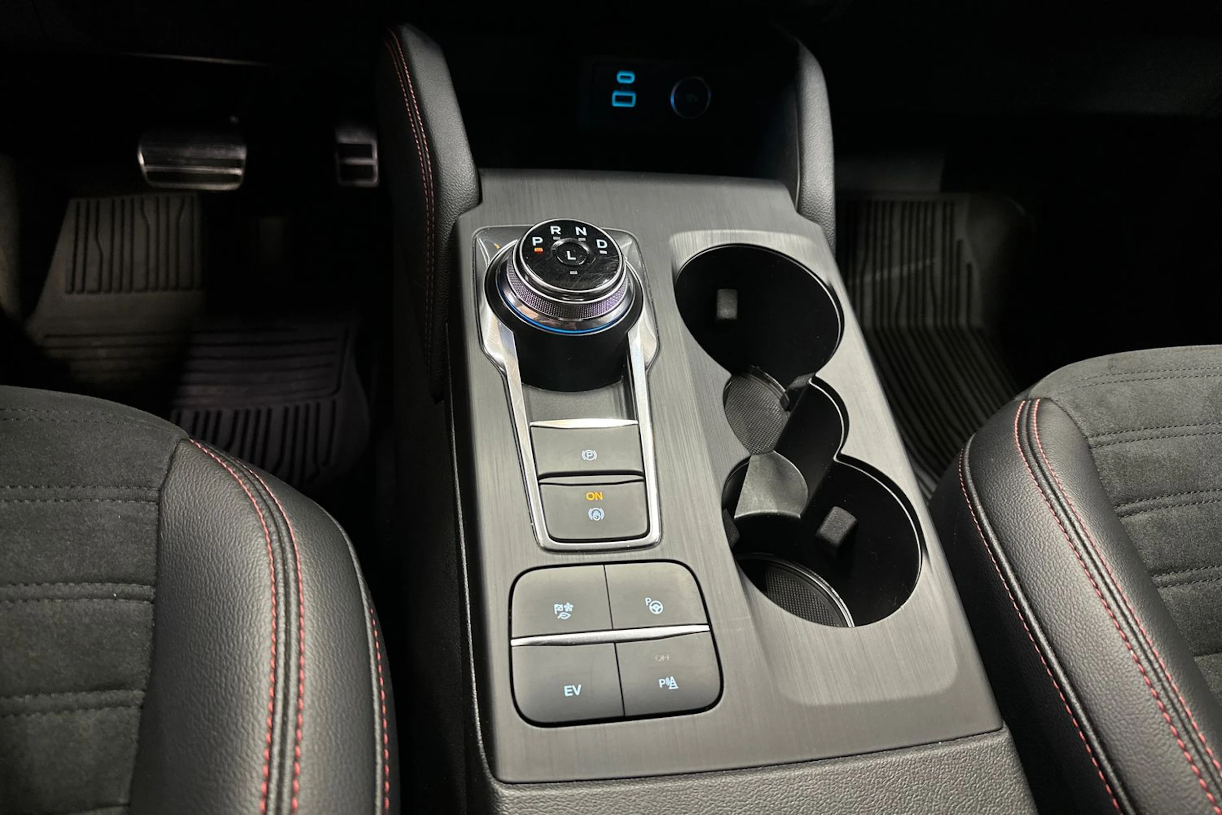 punainen Ford Kuga 2020 kuva 27.