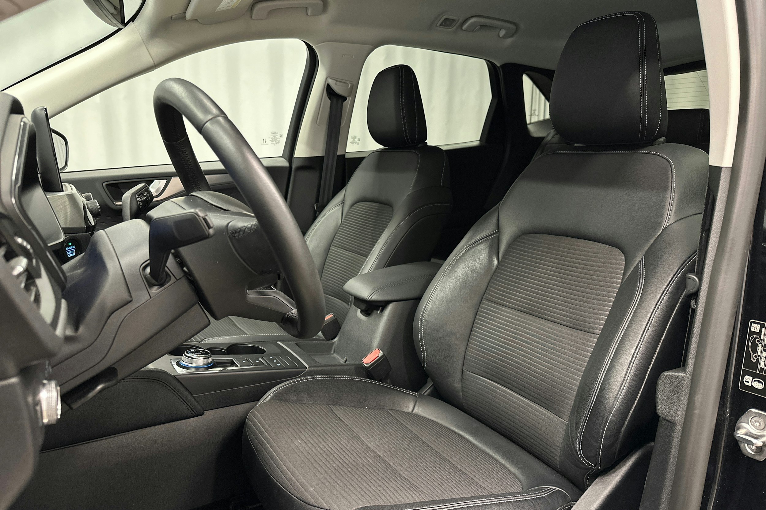 musta Ford Kuga 2021 kuva 17.
