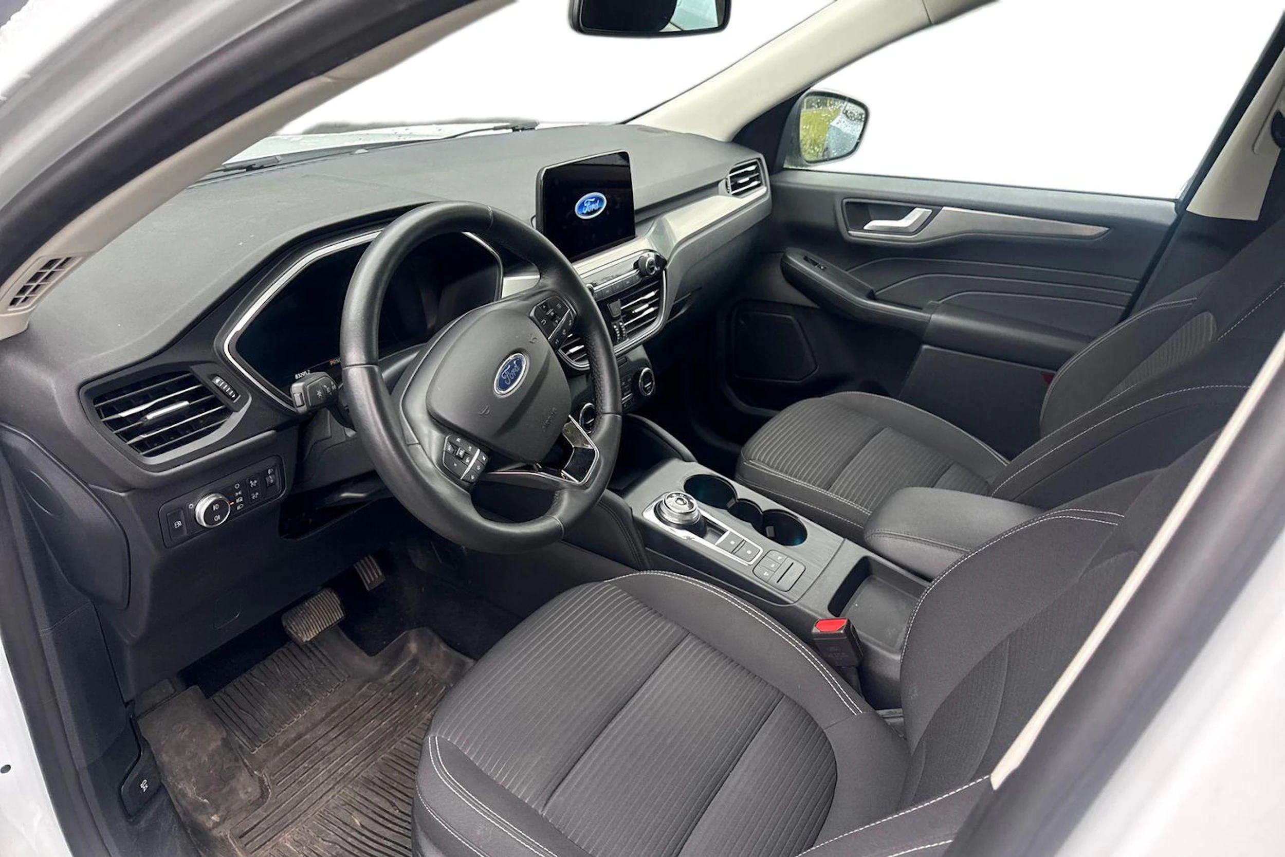 Valkoinen Ford Kuga 2021 kuva 3.