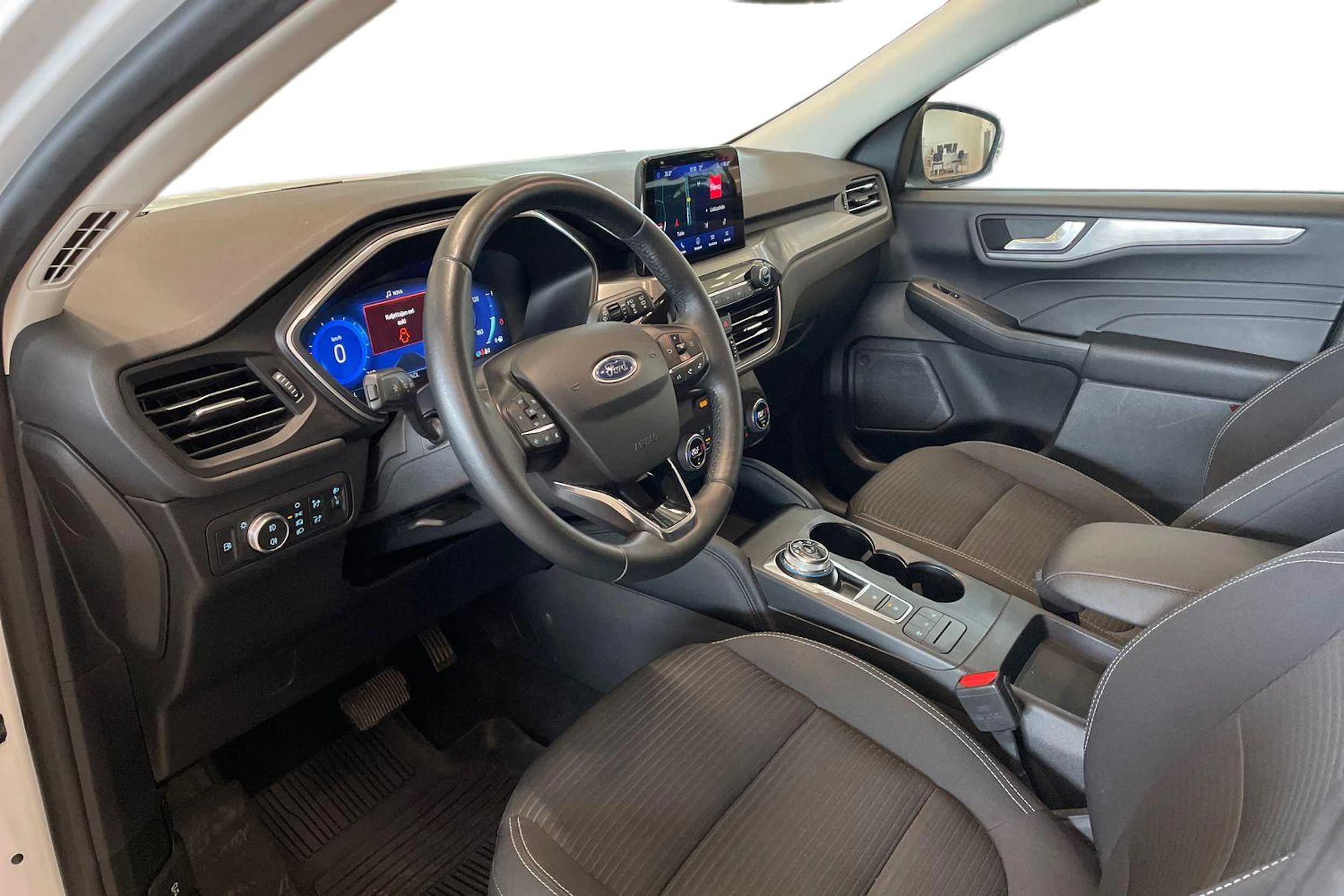 Valkoinen Ford Kuga 2021 kuva 6.
