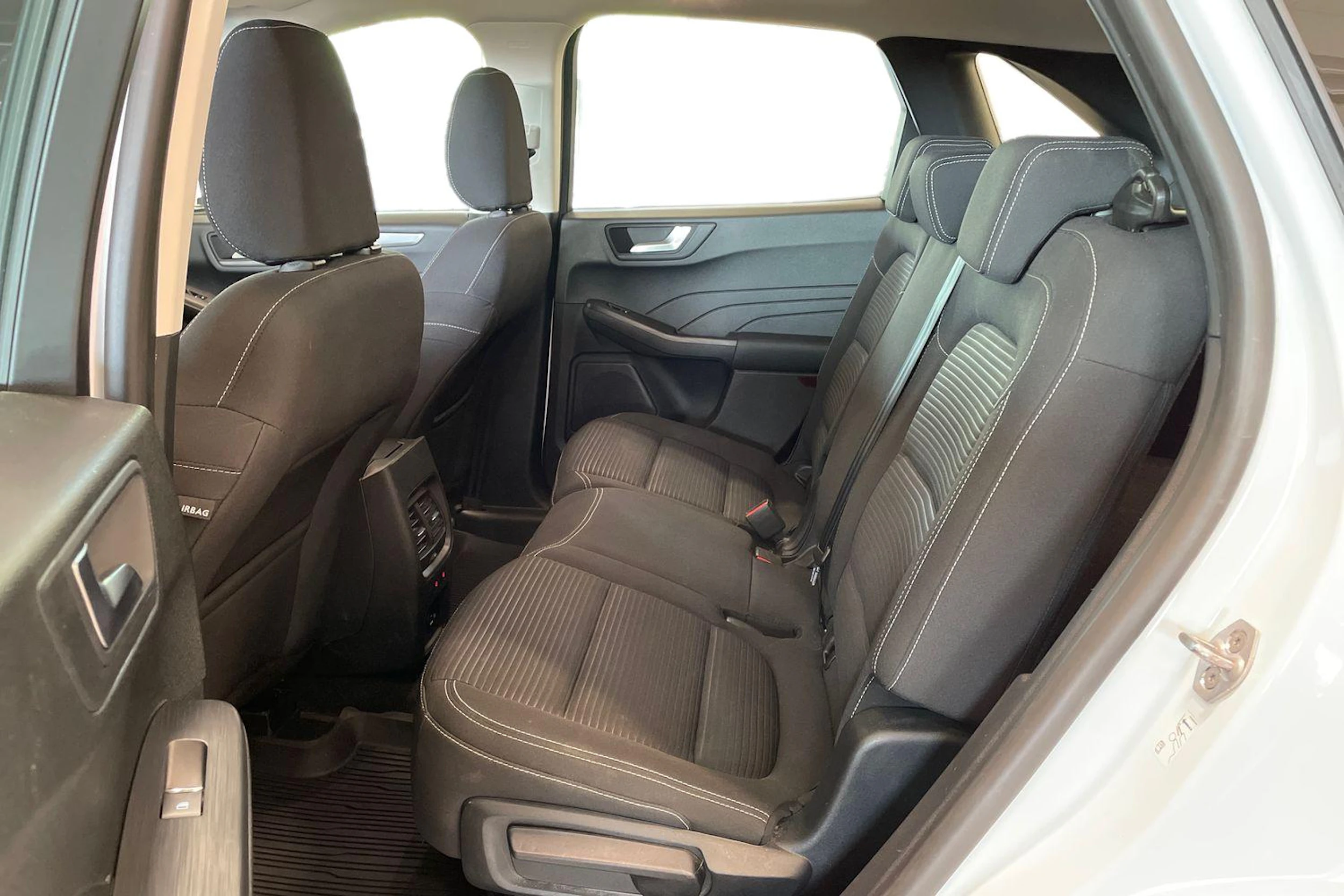 Valkoinen Ford Kuga 2021 kuva 8.