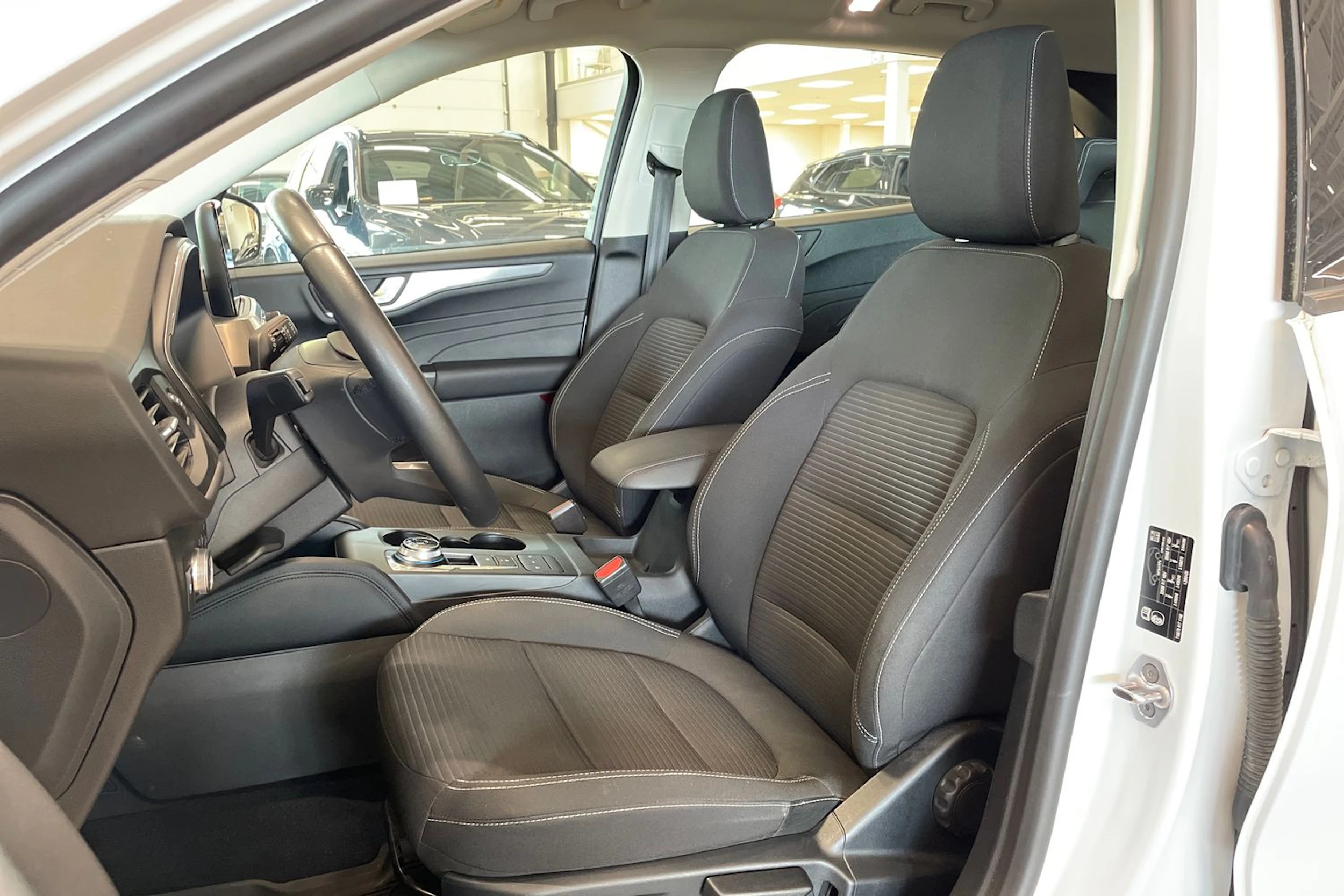Valkoinen Ford Kuga 2021 kuva 11.