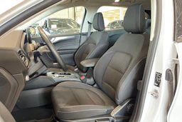 Valkoinen Ford Kuga 2021 kuva 11.