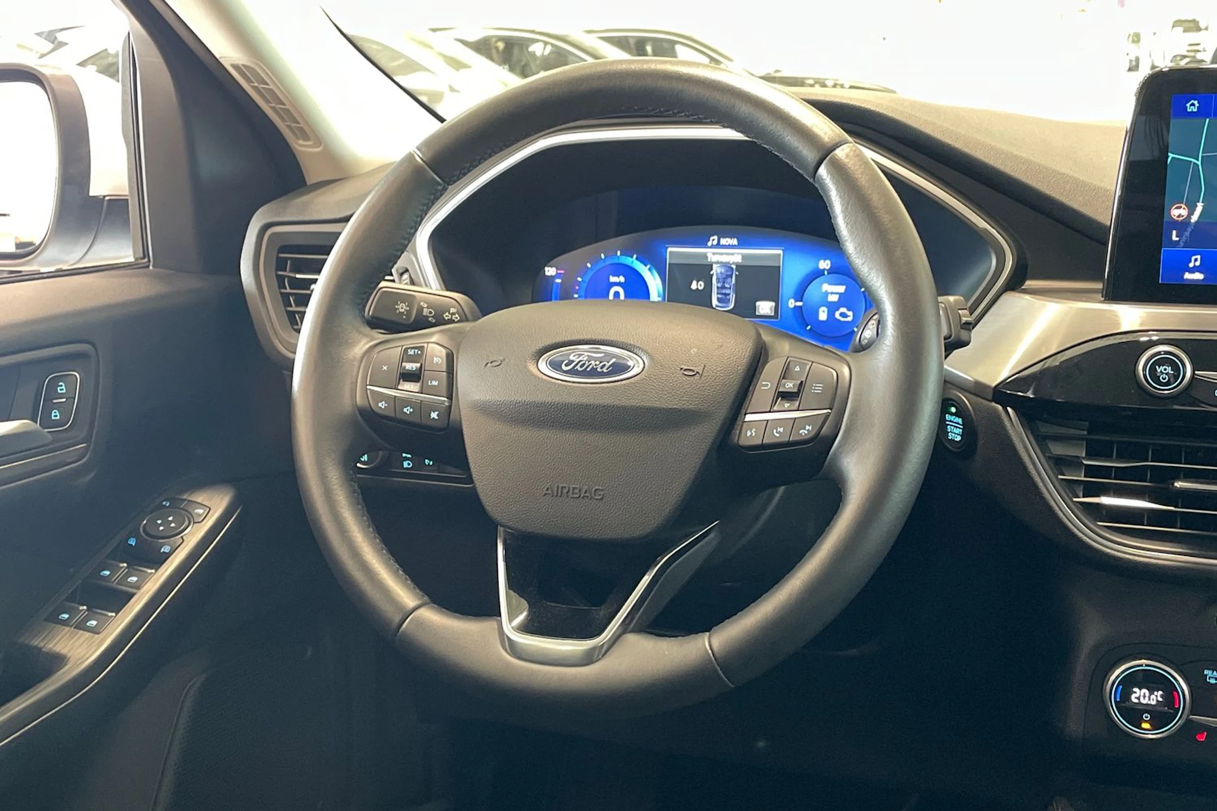 Valkoinen Ford Kuga 2021 kuva 12.