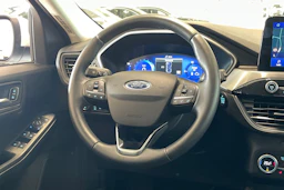 Valkoinen Ford Kuga 2021 kuva 12.