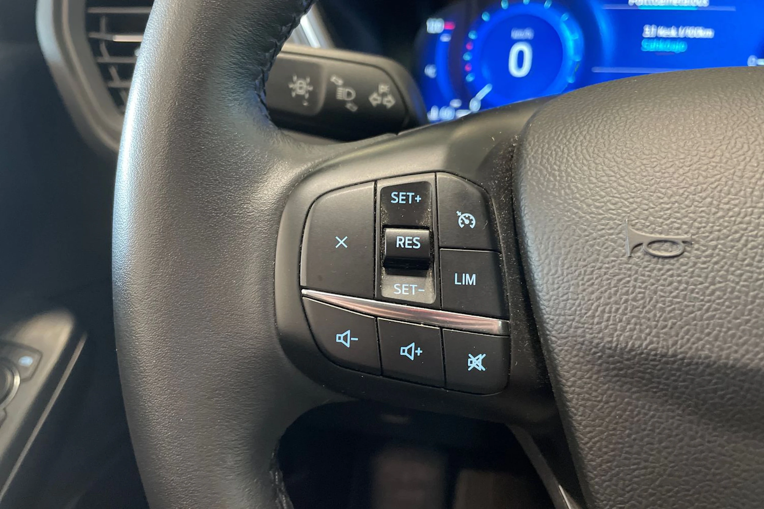 Valkoinen Ford Kuga 2021 kuva 15.