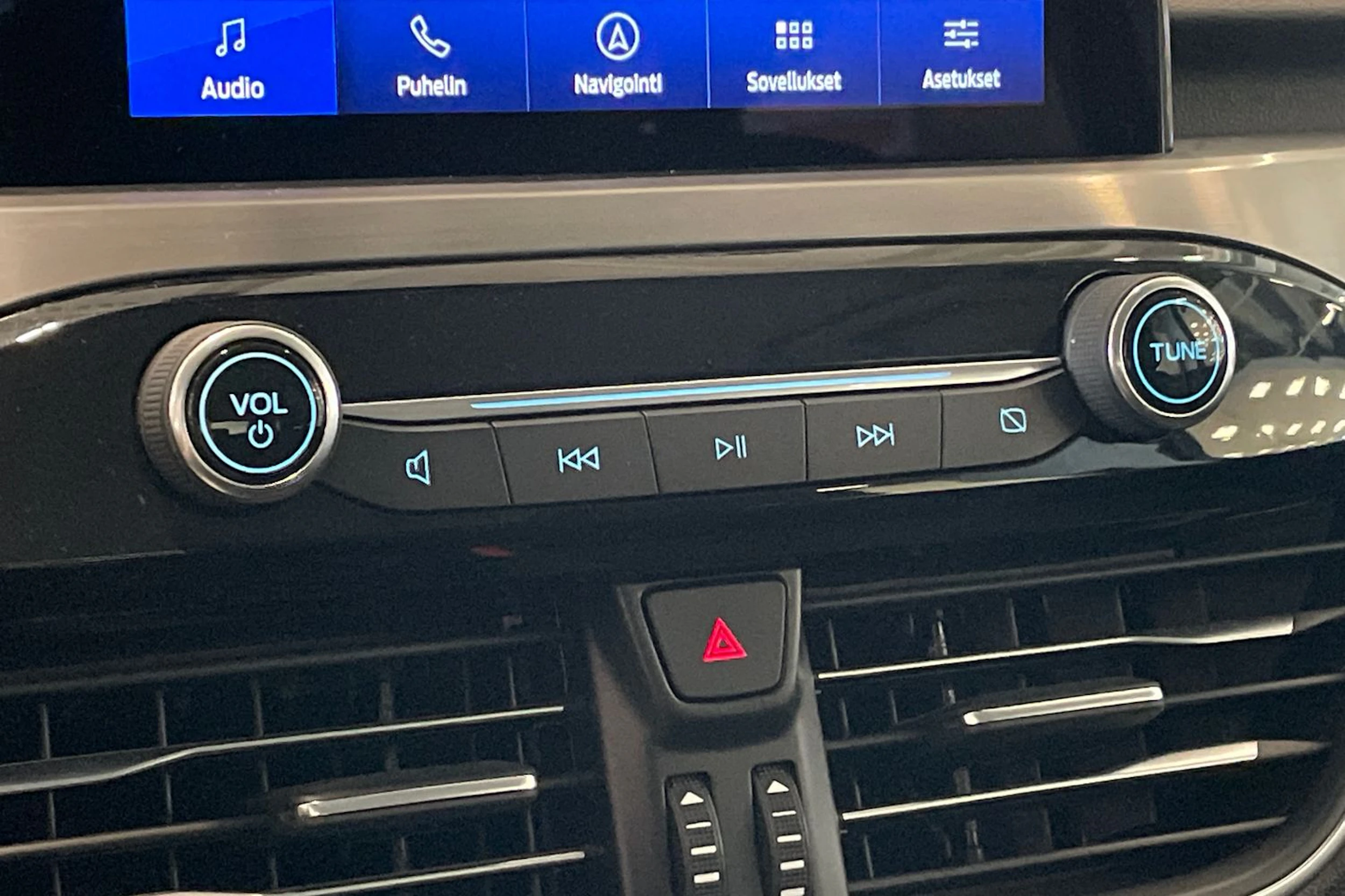 Valkoinen Ford Kuga 2021 kuva 23.